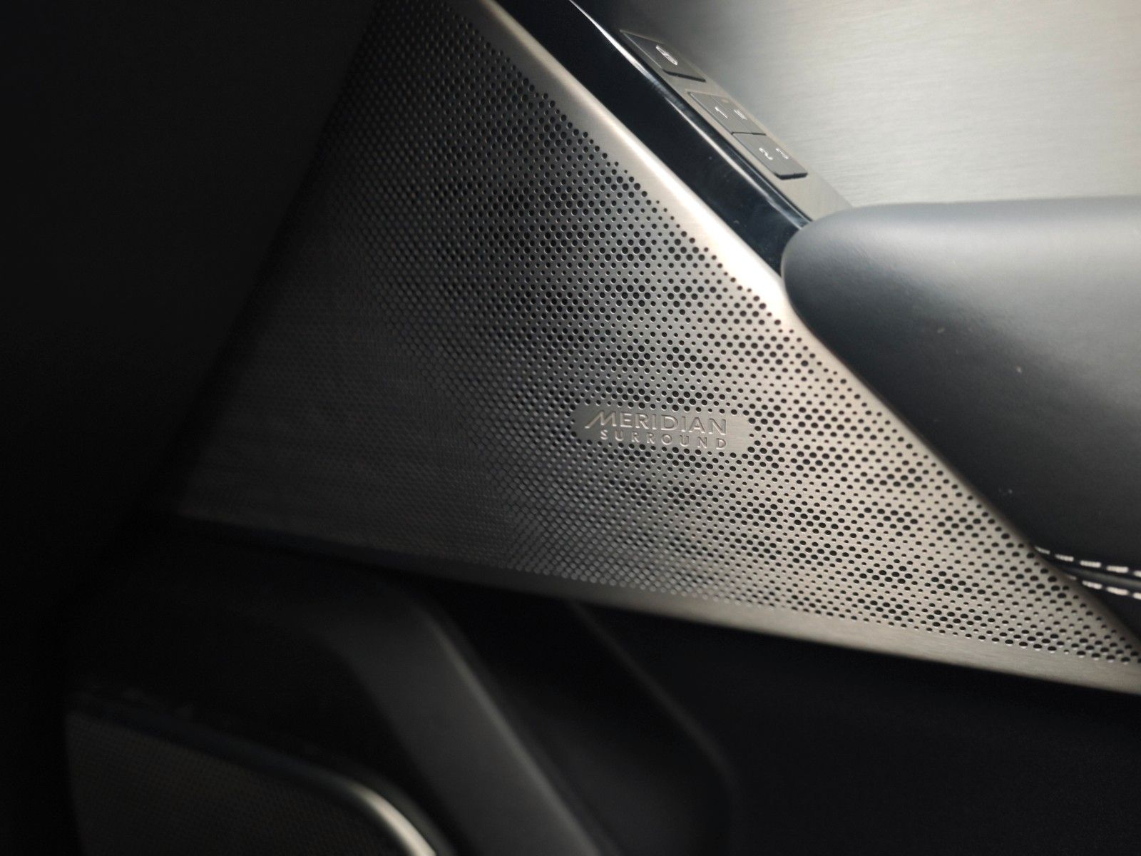 Fahrzeugabbildung Land Rover RANGE ROVER VELAR P300D*R-DYNAMIC*PANORAMA*LUFT*