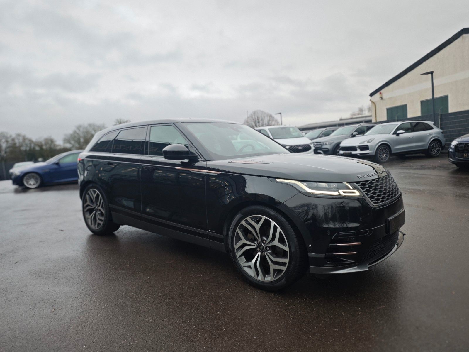 Fahrzeugabbildung Land Rover RANGE ROVER VELAR P300D*R-DYNAMIC*PANORAMA*LUFT*