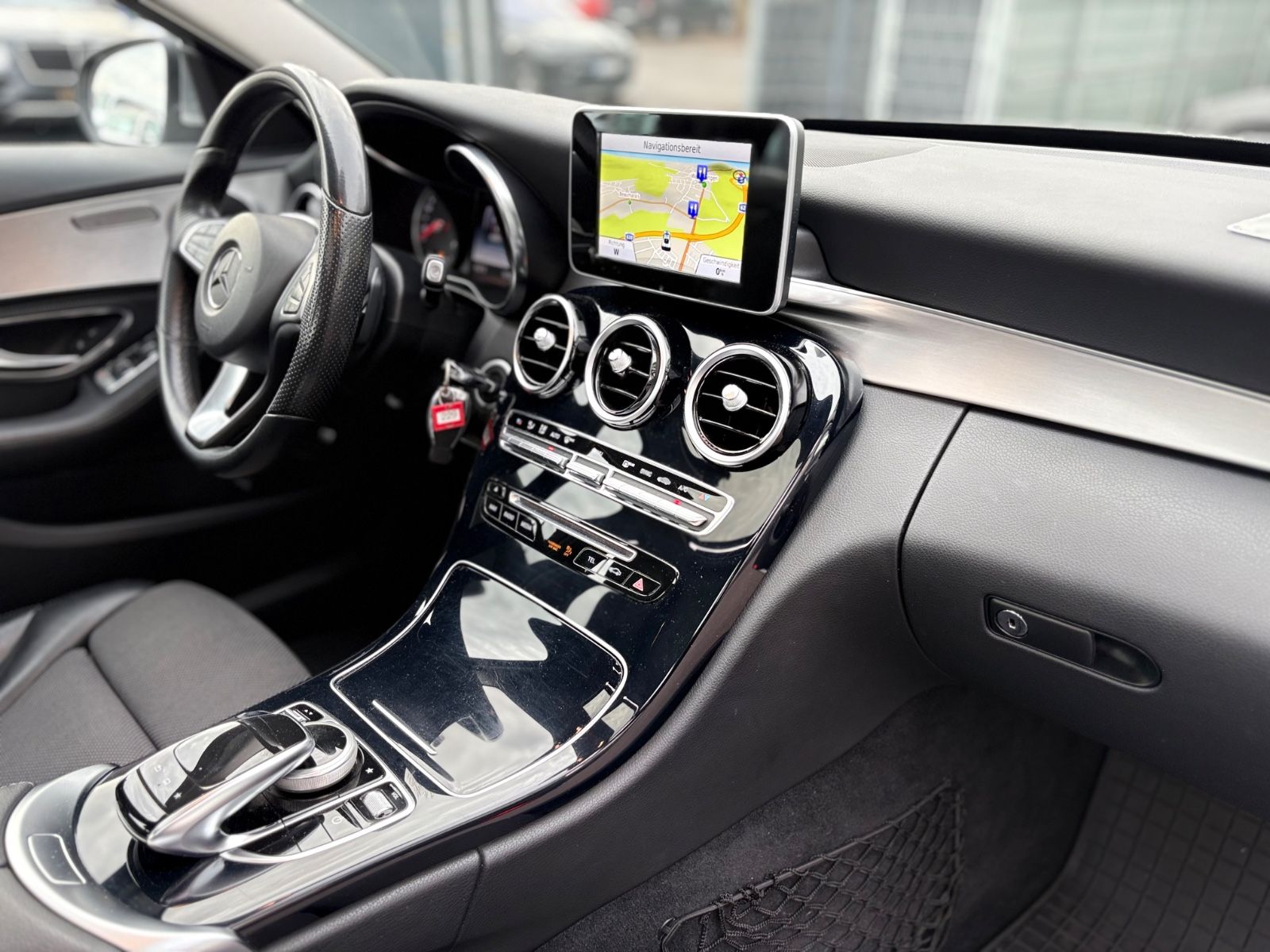 Fahrzeugabbildung Mercedes-Benz C 200 LIM*AUT*AVANTGARDE*EL.SD*SHZ*2.HD*TOP