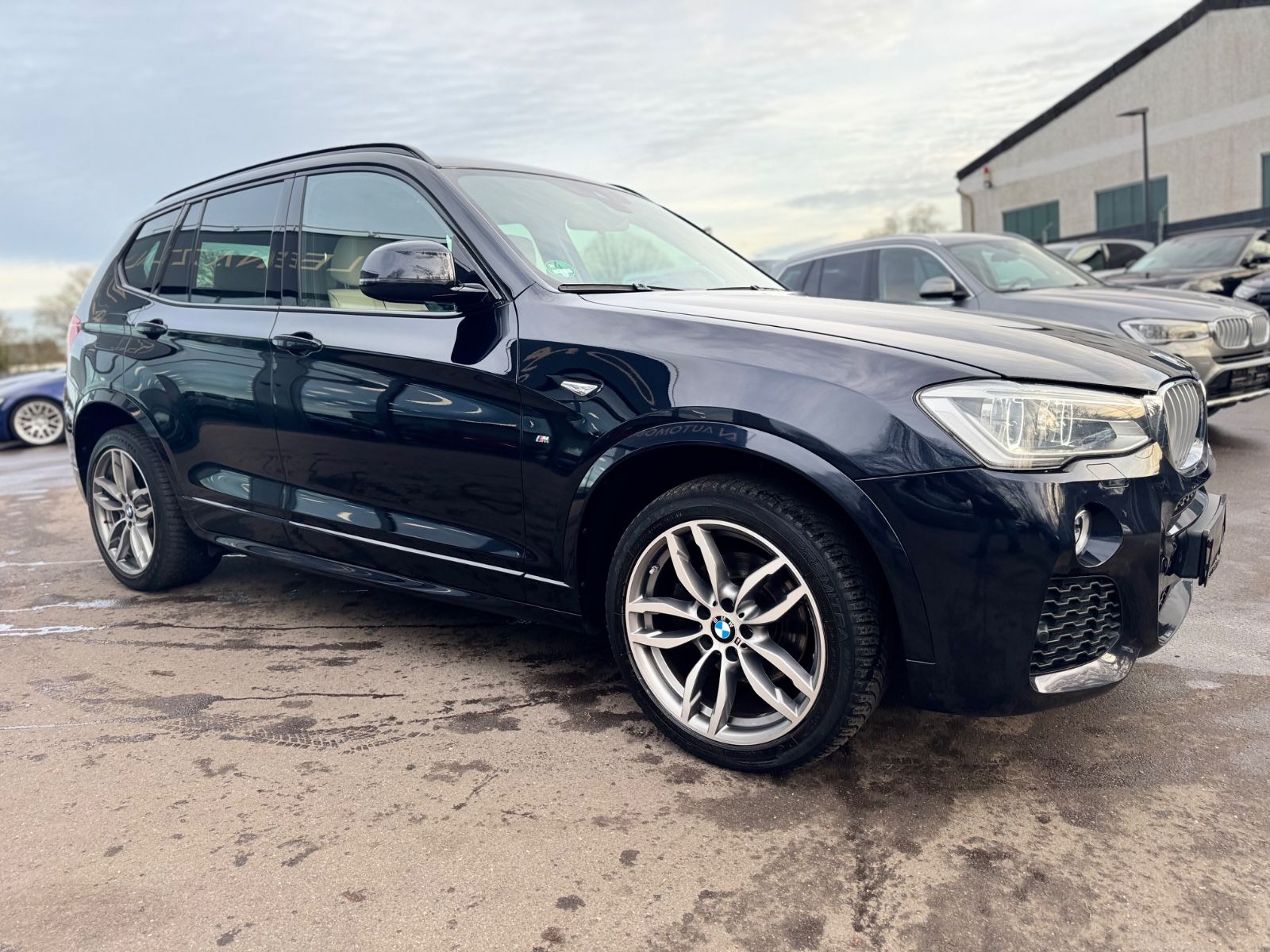 Fahrzeugabbildung BMW X3 28i xDRIVE*M SPORT*HEAD-UP*NAVI*LED*KAMERA*