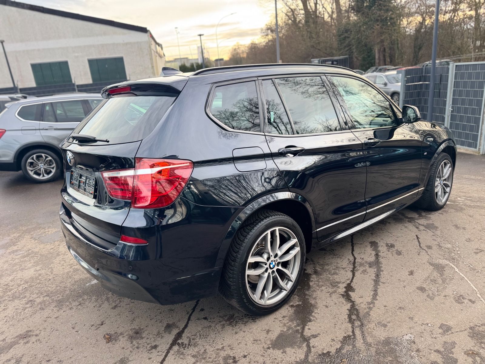 Fahrzeugabbildung BMW X3 28i xDRIVE*M SPORT*HEAD-UP*NAVI*LED*KAMERA*