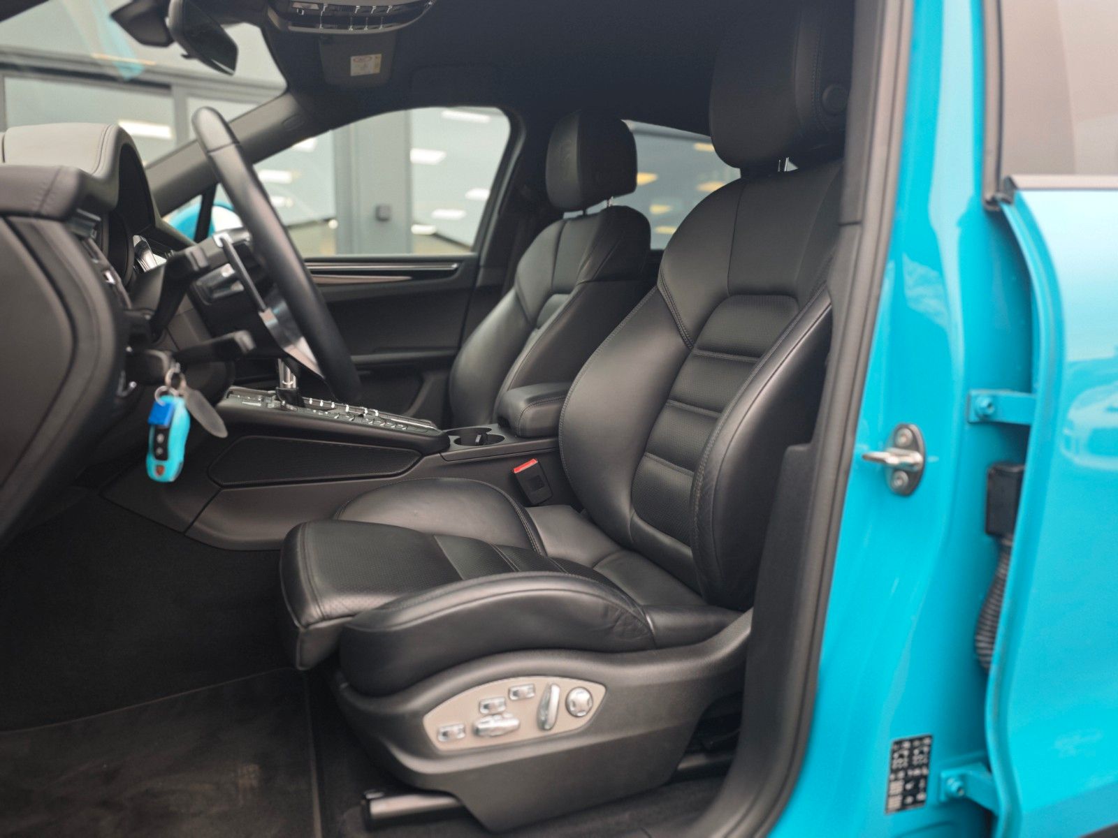 Fahrzeugabbildung Porsche MACAN S*PTS MIAMI BLUE*SPORT DESIGN*PASM*20.ZOLL