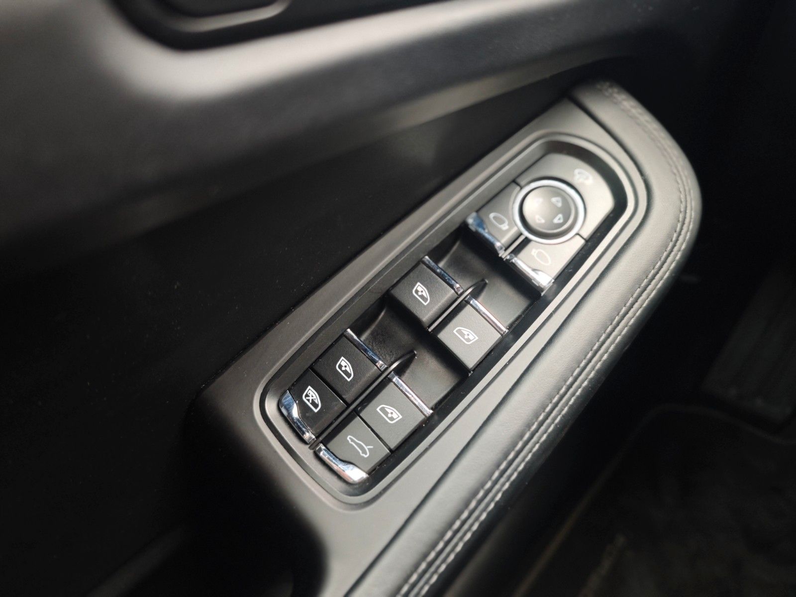 Fahrzeugabbildung Porsche MACAN S*PTS MIAMI BLUE*SPORT DESIGN*PASM*20.ZOLL