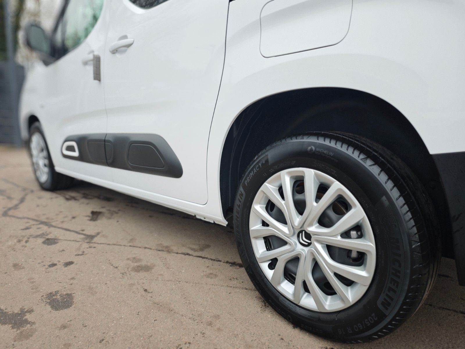 Fahrzeugabbildung Citroën BERLINGO FEEL*AUT*2X SCHIEBETÜREN*1.HD*5 SITZER*