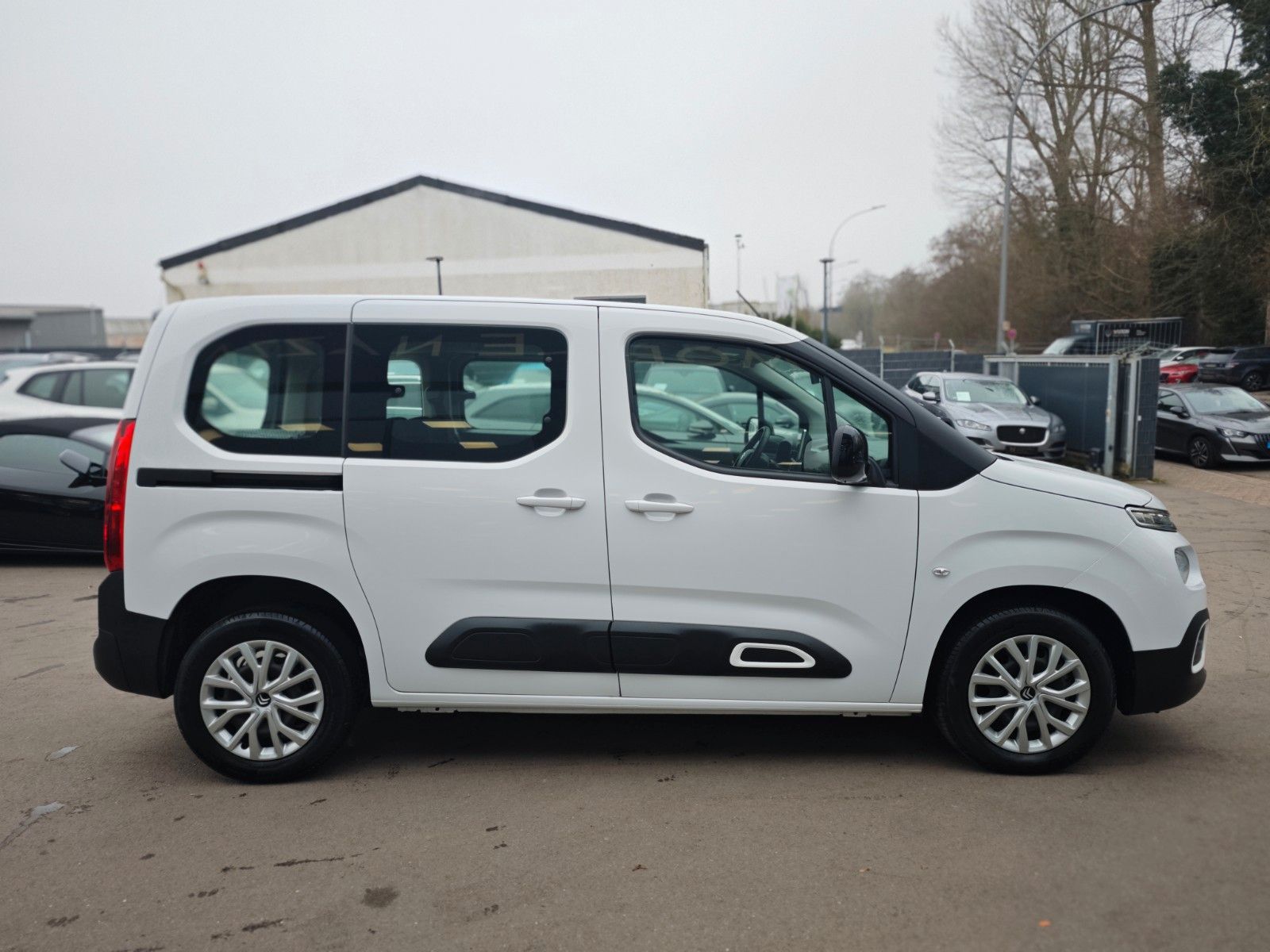 Fahrzeugabbildung Citroën BERLINGO FEEL*AUT*2X SCHIEBETÜREN*1.HD*5 SITZER*