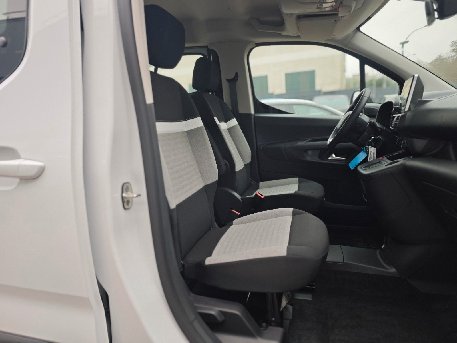 Fahrzeugabbildung Citroën BERLINGO FEEL*AUT*2X SCHIEBETÜREN*1.HD*5 SITZER*