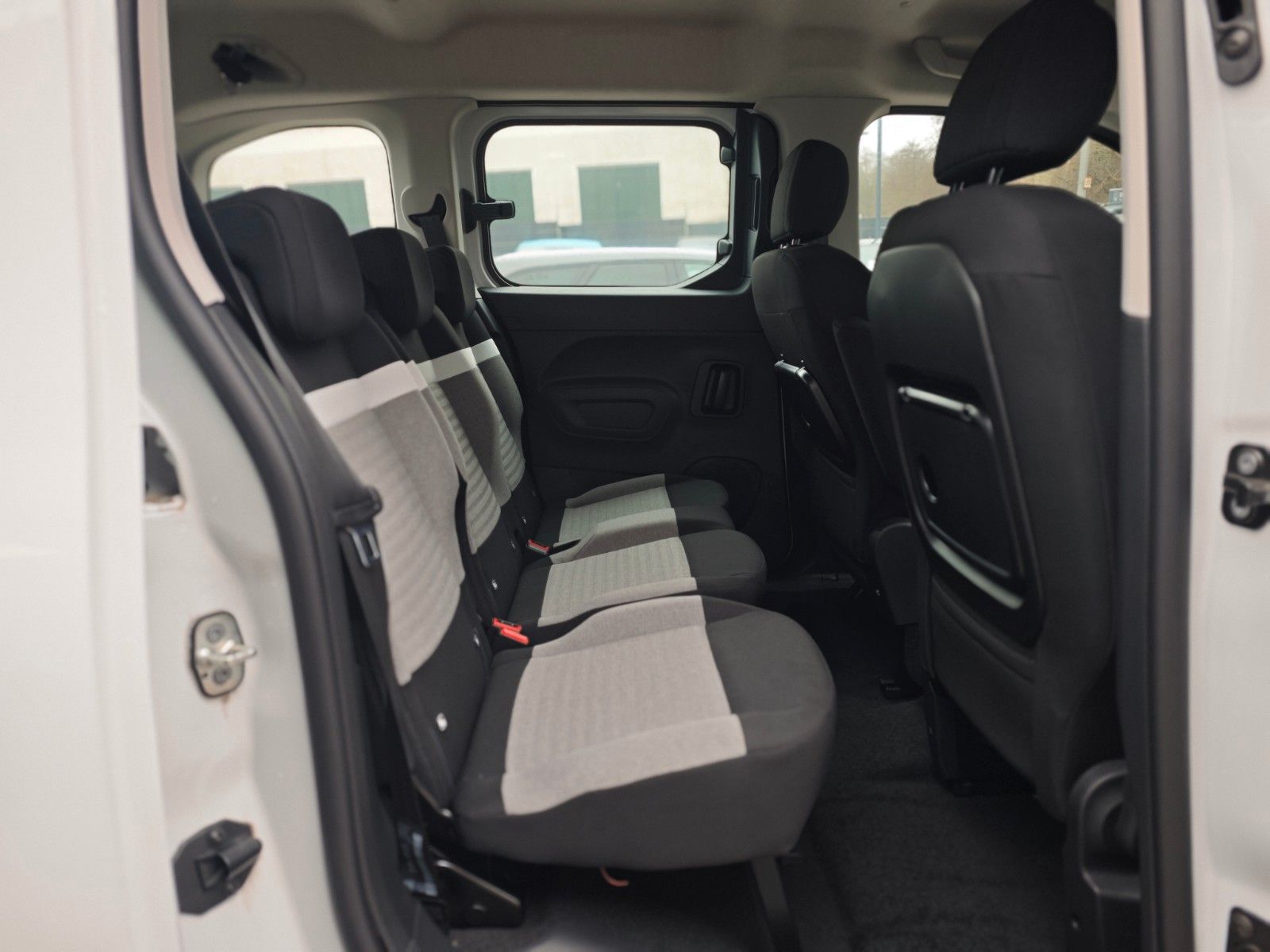 Fahrzeugabbildung Citroën BERLINGO FEEL*AUT*2X SCHIEBETÜREN*1.HD*5 SITZER*