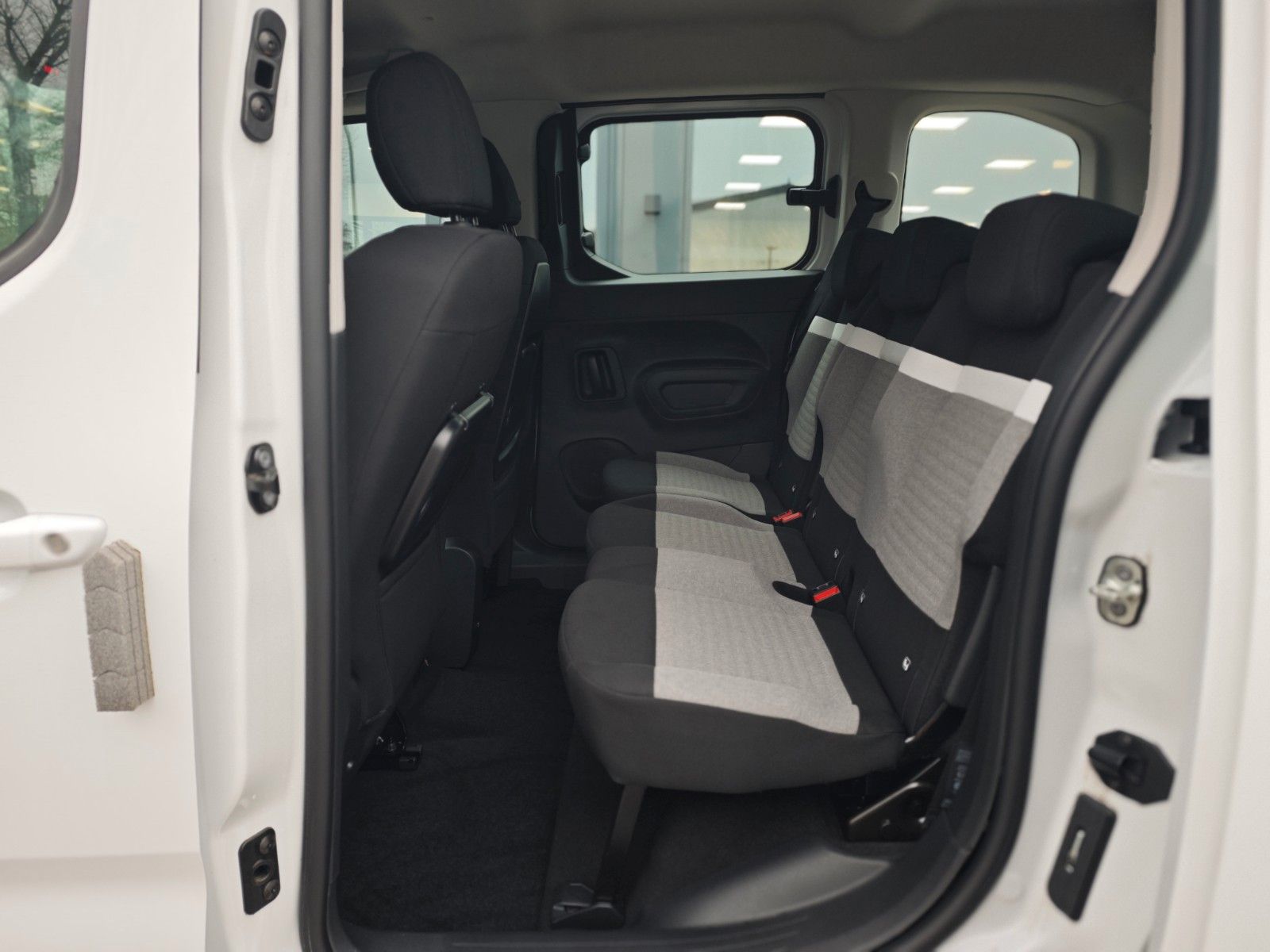 Fahrzeugabbildung Citroën BERLINGO FEEL*AUT*2X SCHIEBETÜREN*1.HD*5 SITZER*