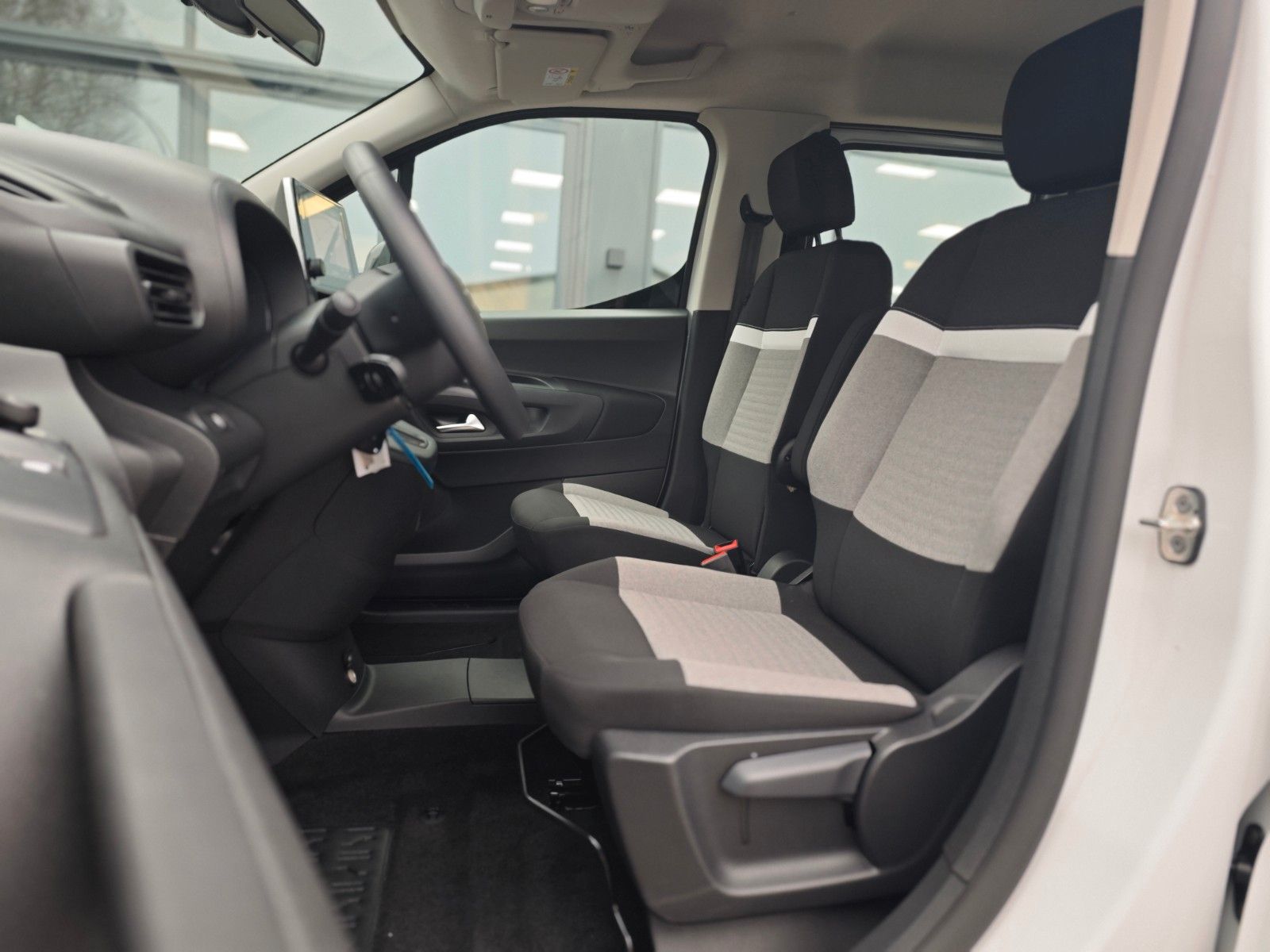 Fahrzeugabbildung Citroën BERLINGO FEEL*AUT*2X SCHIEBETÜREN*1.HD*5 SITZER*