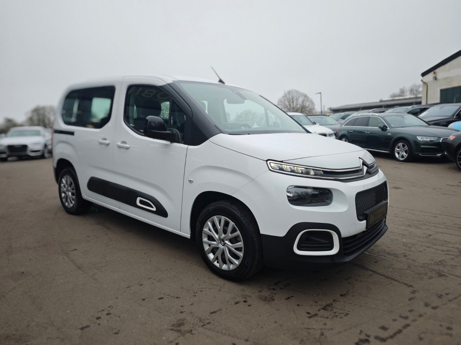 Fahrzeugabbildung Citroën BERLINGO FEEL*AUT*2X SCHIEBETÜREN*1.HD*5 SITZER*