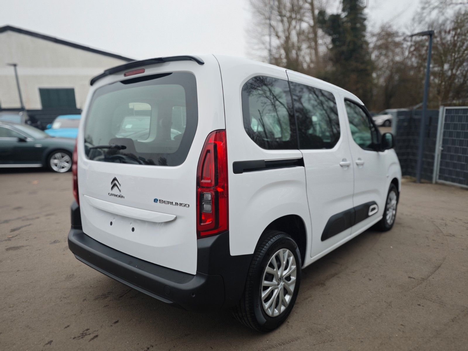 Fahrzeugabbildung Citroën BERLINGO FEEL*AUT*2X SCHIEBETÜREN*1.HD*5 SITZER*
