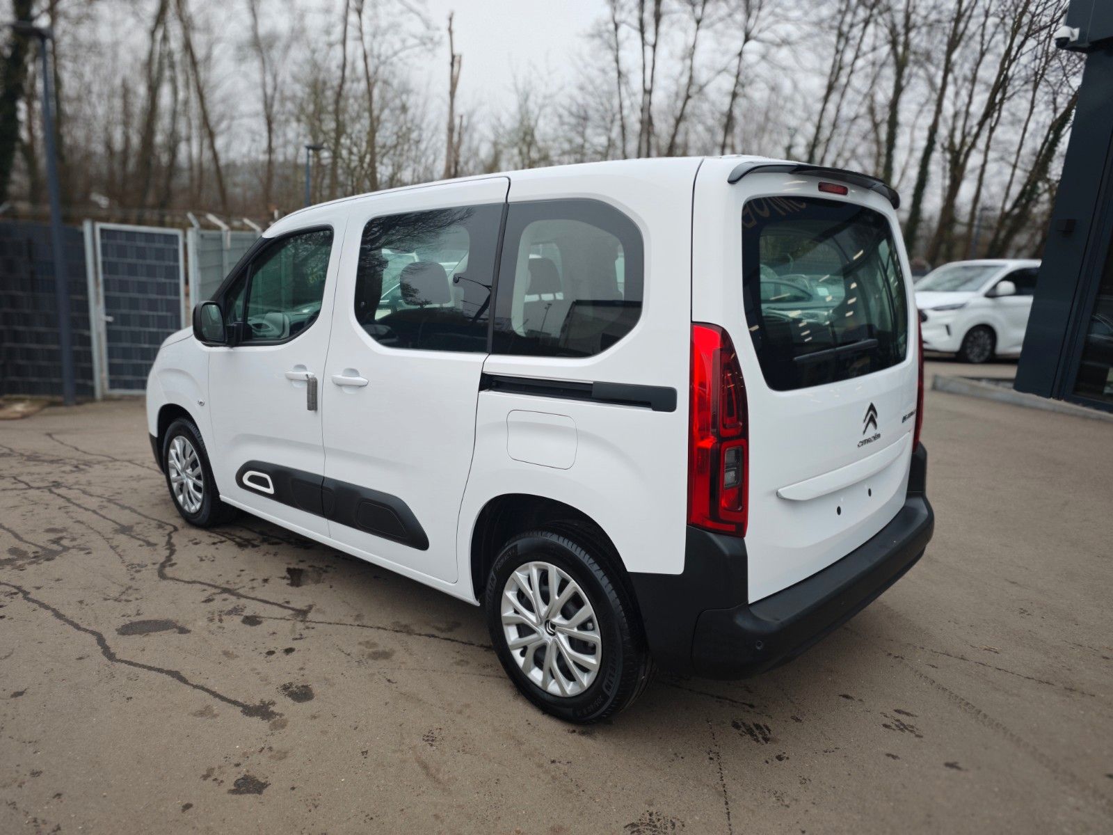 Fahrzeugabbildung Citroën BERLINGO FEEL*AUT*2X SCHIEBETÜREN*1.HD*5 SITZER*