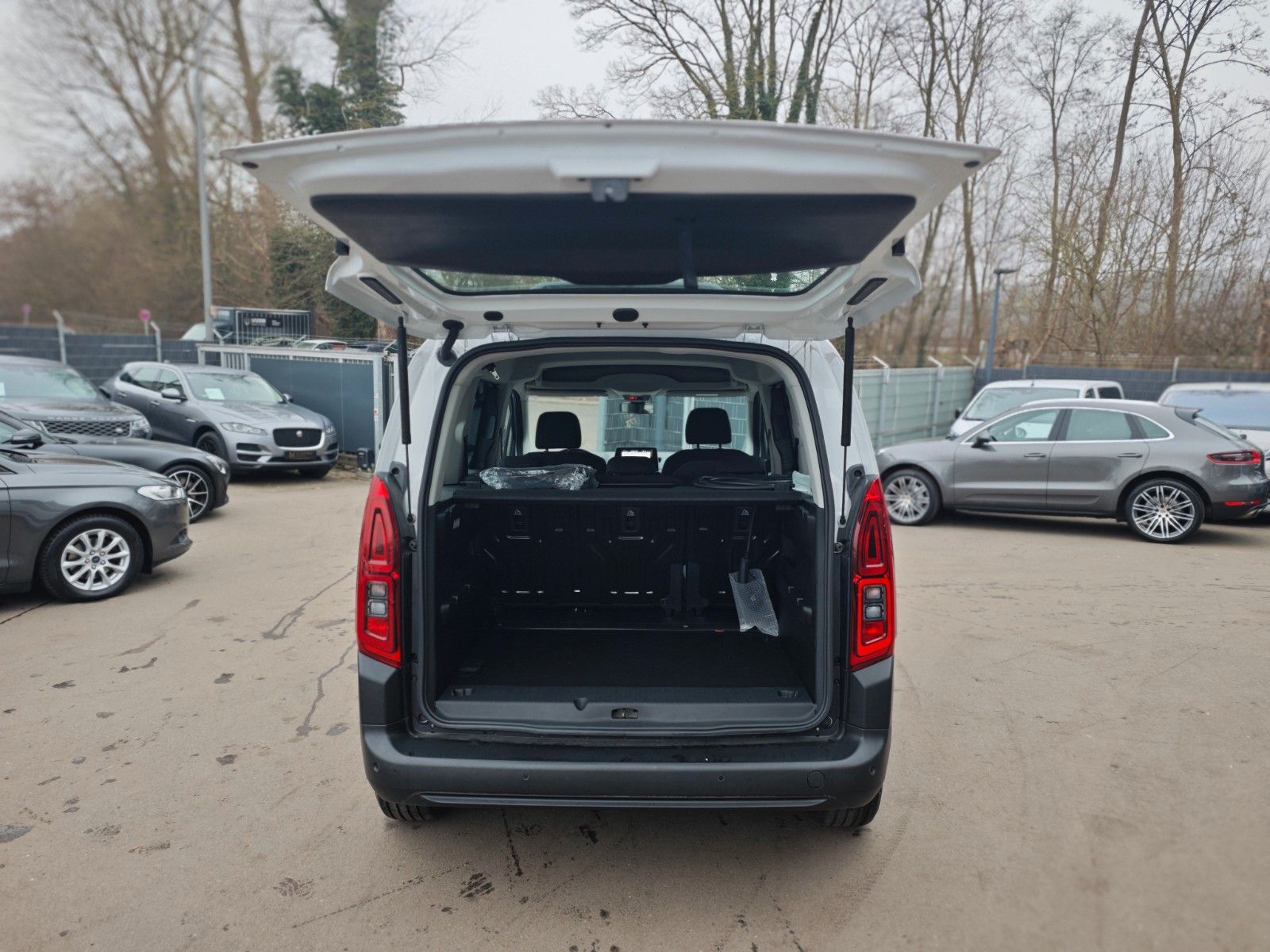 Fahrzeugabbildung Citroën BERLINGO FEEL*AUT*2X SCHIEBETÜREN*1.HD*5 SITZER*