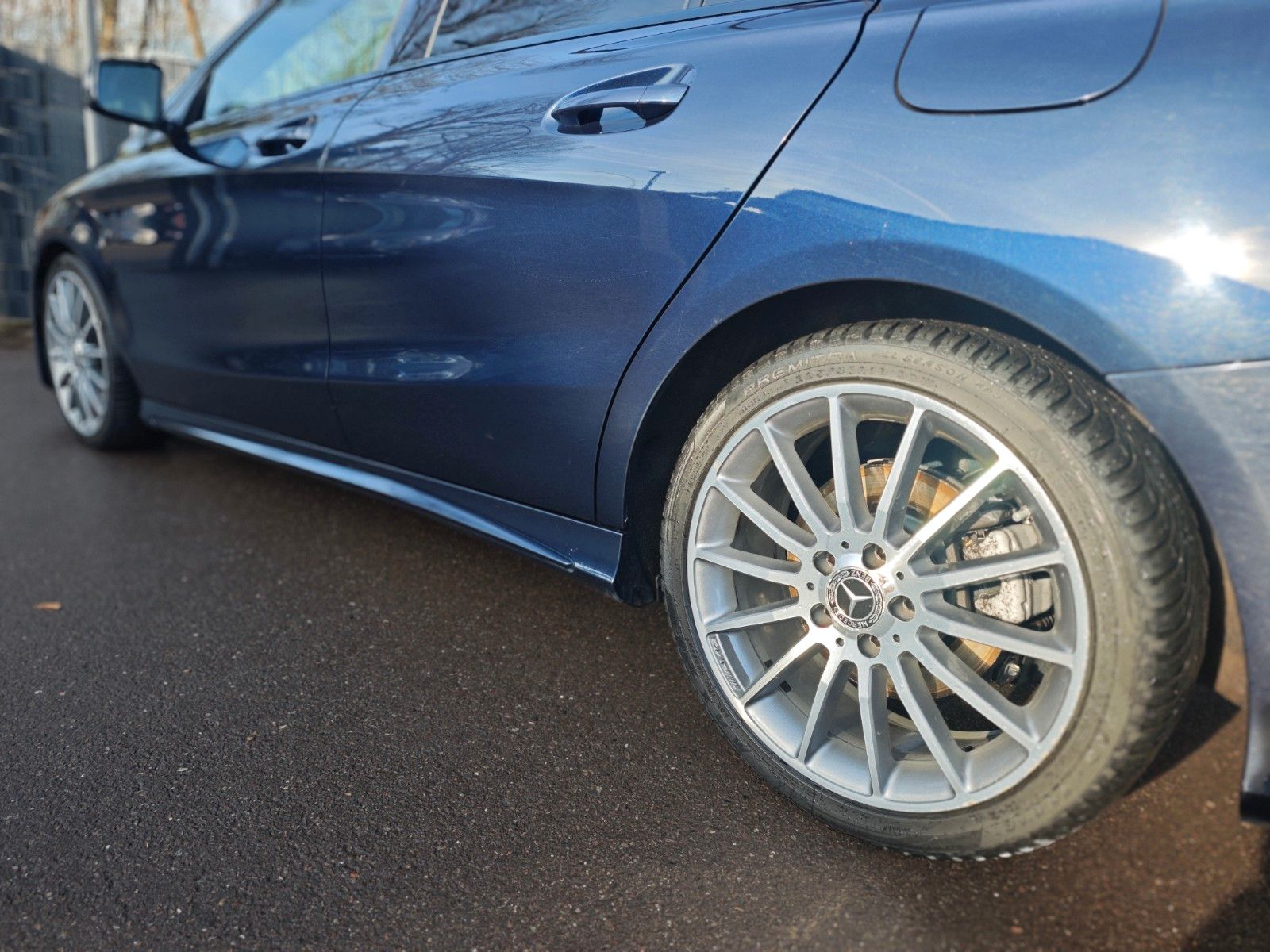 Fahrzeugabbildung Mercedes-Benz CLA 180 SHOOTING BRAKE*AMG-LINE*AHK*LED*ALCANTAR