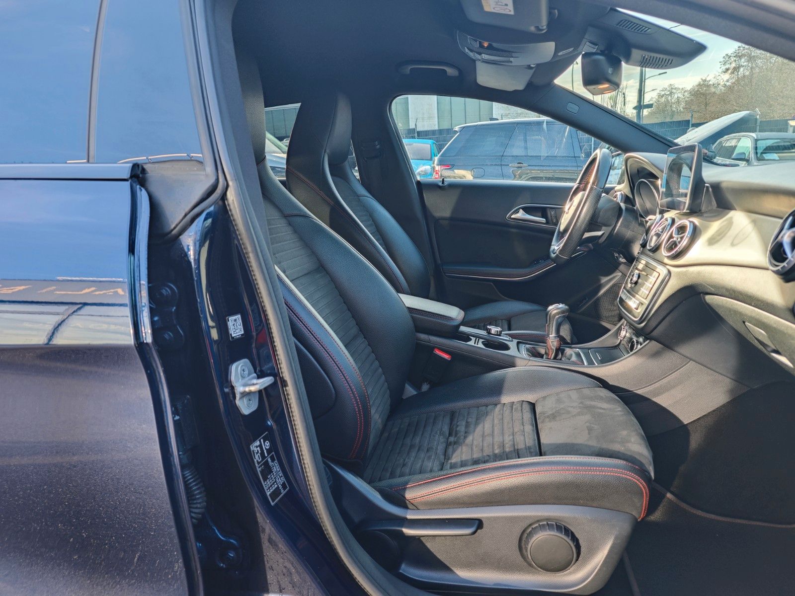 Fahrzeugabbildung Mercedes-Benz CLA 180 SHOOTING BRAKE*AMG-LINE*AHK*LED*ALCANTAR