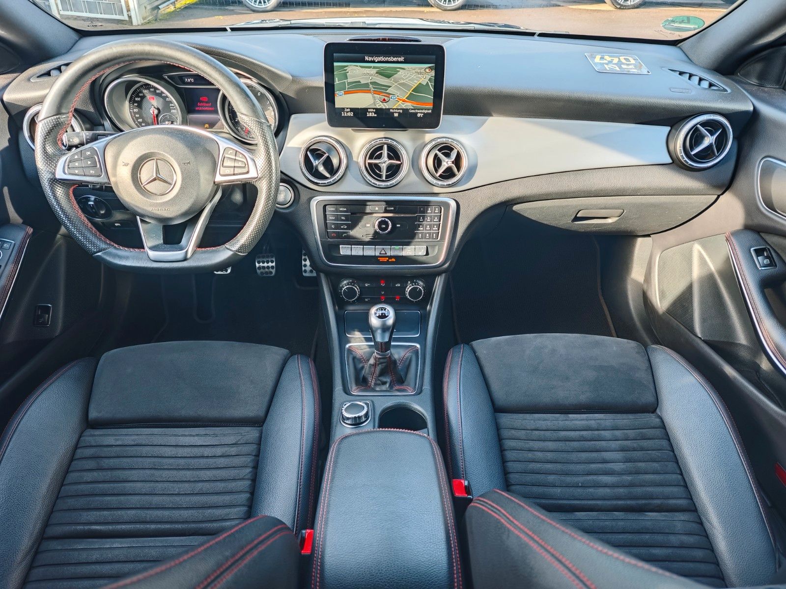 Fahrzeugabbildung Mercedes-Benz CLA 180 SHOOTING BRAKE*AMG-LINE*AHK*LED*ALCANTAR