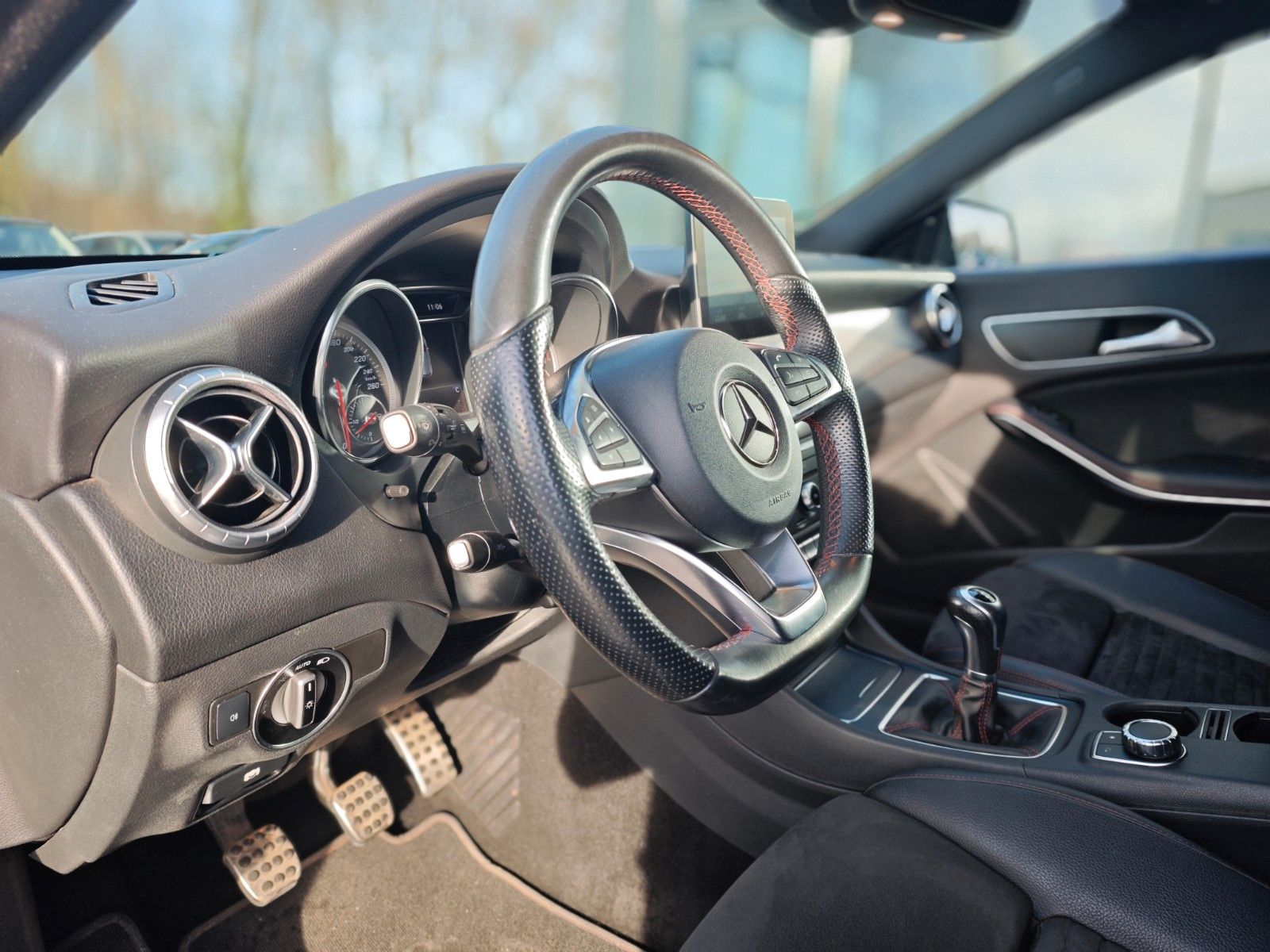 Fahrzeugabbildung Mercedes-Benz CLA 180 SHOOTING BRAKE*AMG-LINE*AHK*LED*ALCANTAR