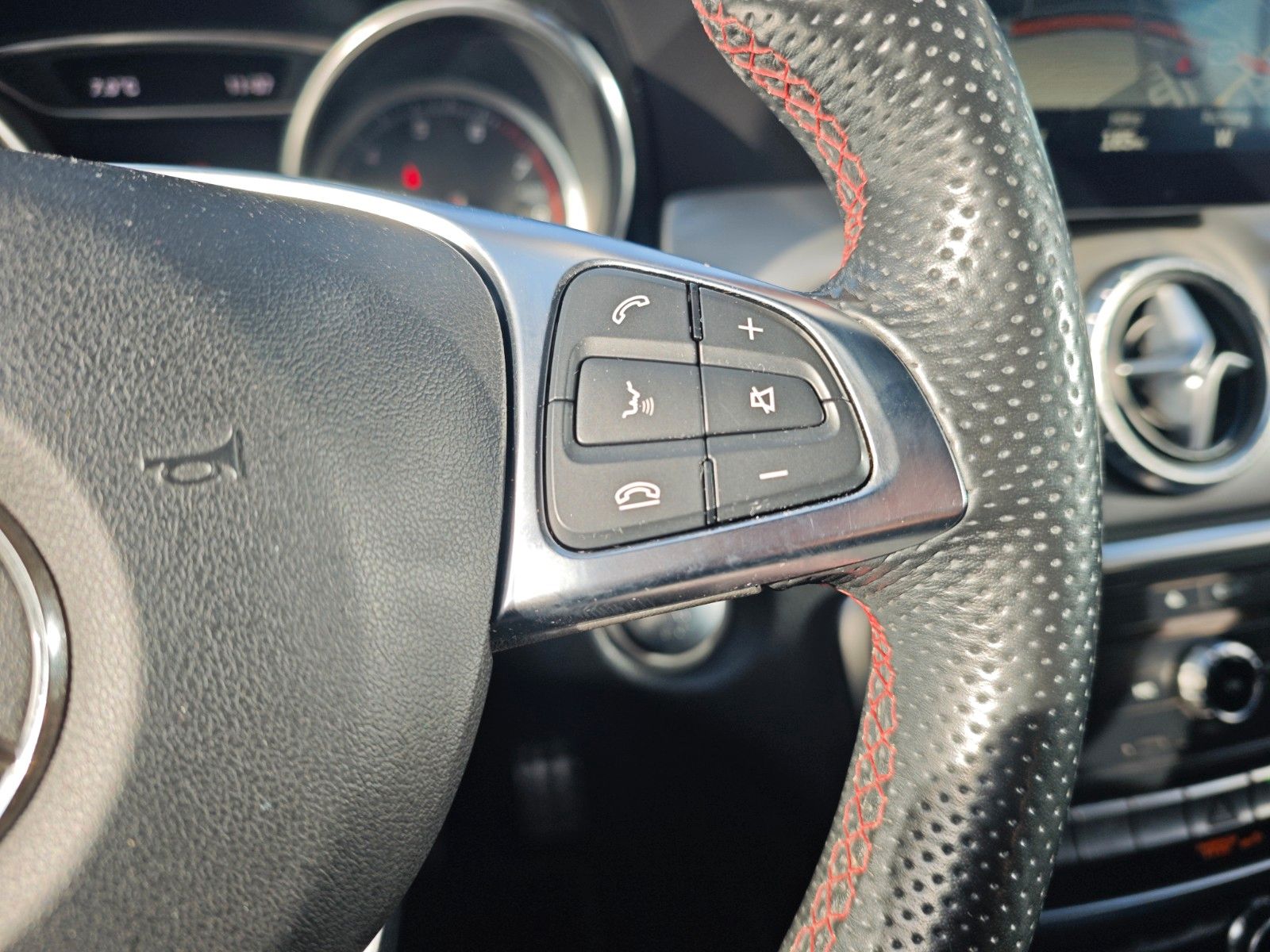 Fahrzeugabbildung Mercedes-Benz CLA 180 SHOOTING BRAKE*AMG-LINE*AHK*LED*ALCANTAR