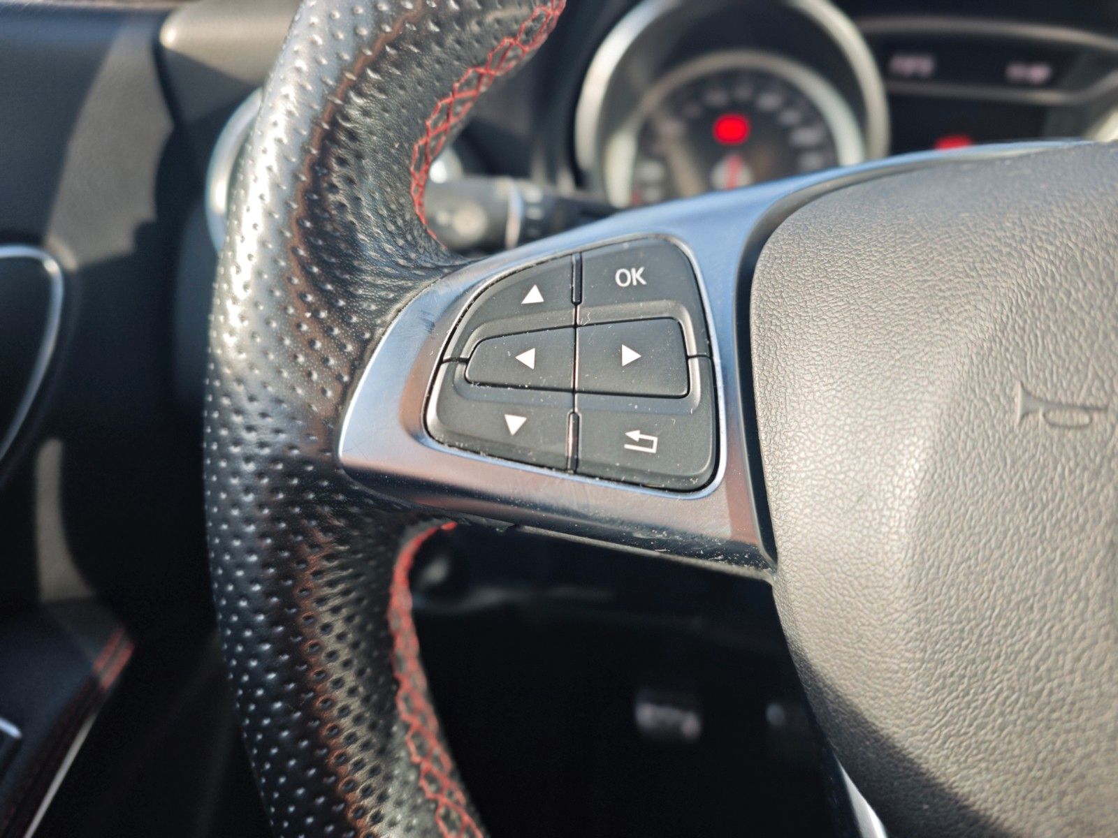 Fahrzeugabbildung Mercedes-Benz CLA 180 SHOOTING BRAKE*AMG-LINE*AHK*LED*ALCANTAR