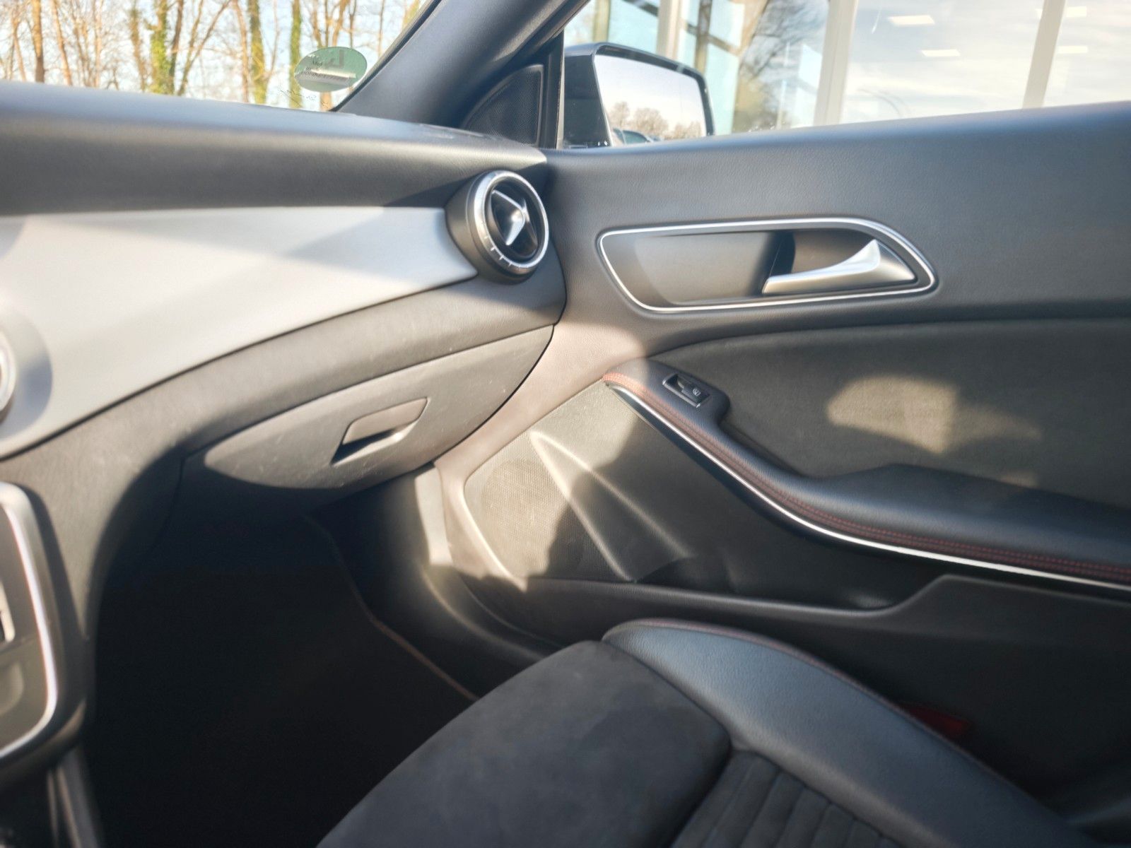 Fahrzeugabbildung Mercedes-Benz CLA 180 SHOOTING BRAKE*AMG-LINE*AHK*LED*ALCANTAR