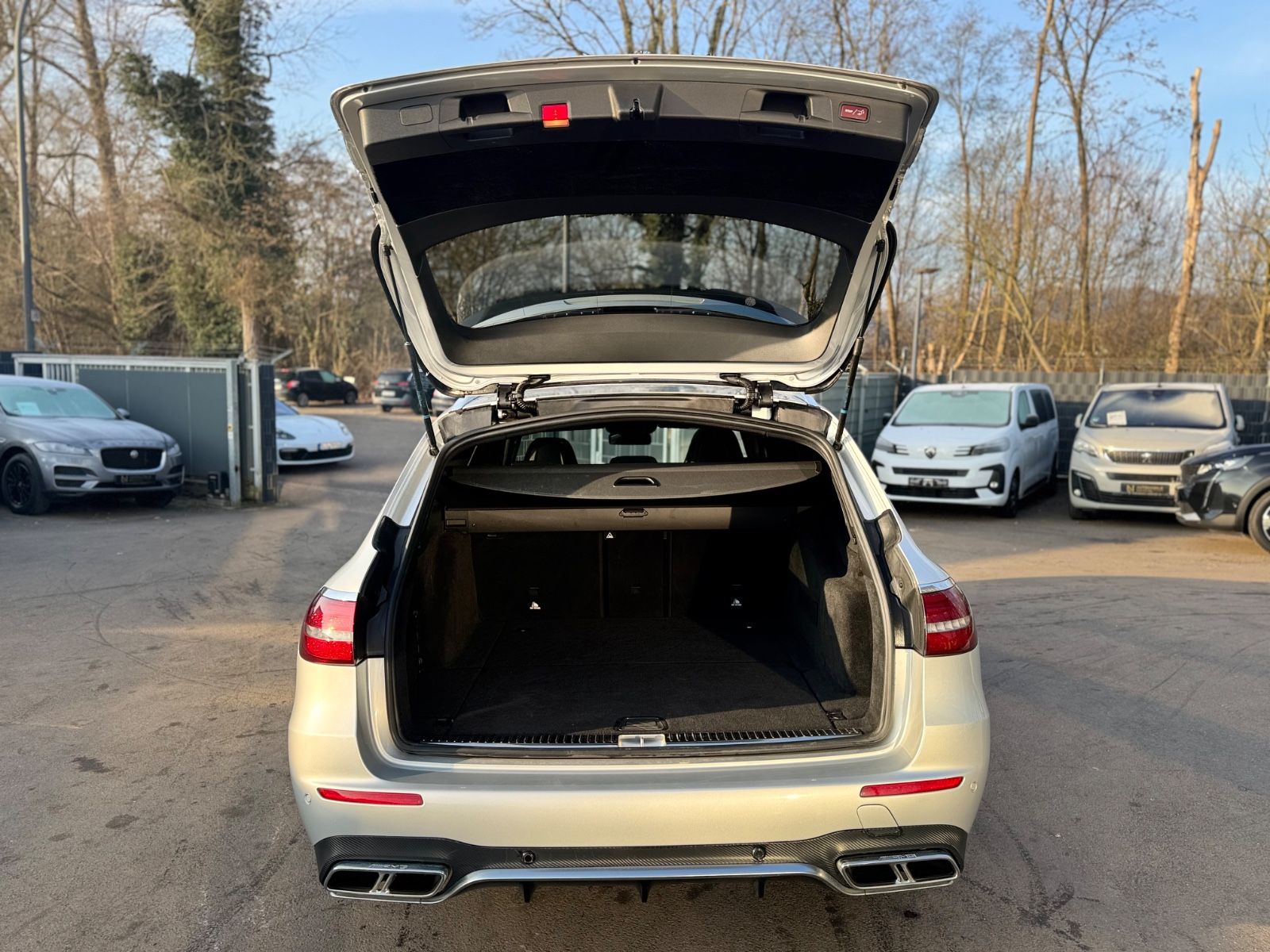 Fahrzeugabbildung Mercedes-Benz E 63S 4M T*PERFORMANCE-SITZE*CARBON*BURMESTER*