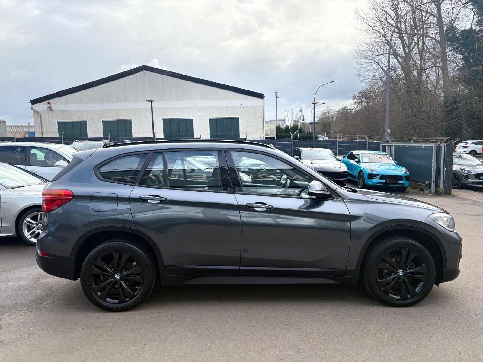 Fahrzeugabbildung BMW X1  ADVANTAGE*1.HD*AUT*PANORAMA*AHK*LEDER*TOP*