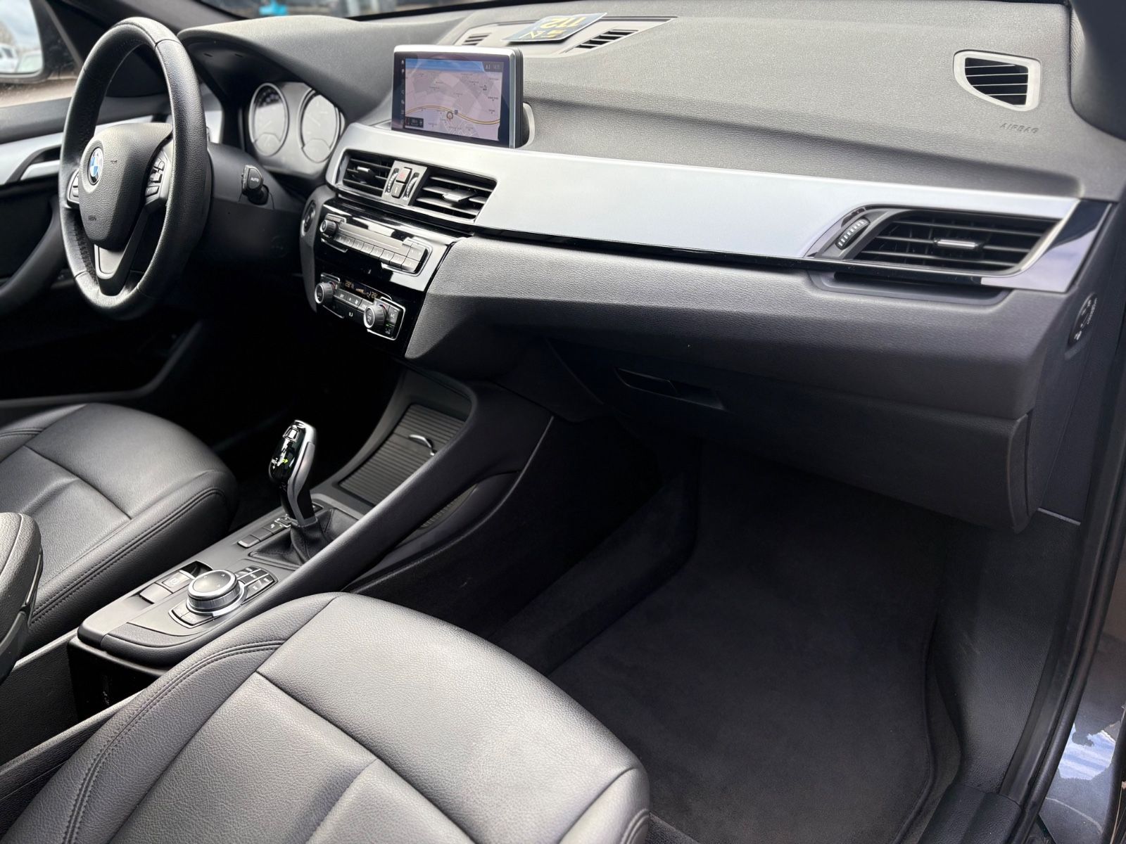 Fahrzeugabbildung BMW X1  ADVANTAGE*1.HD*AUT*PANORAMA*AHK*LEDER*TOP*