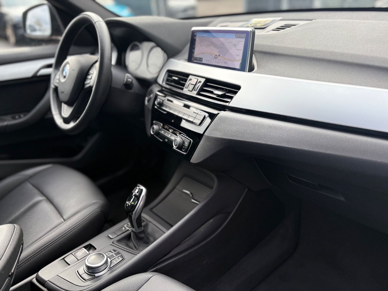 Fahrzeugabbildung BMW X1  ADVANTAGE*1.HD*AUT*PANORAMA*AHK*LEDER*TOP*