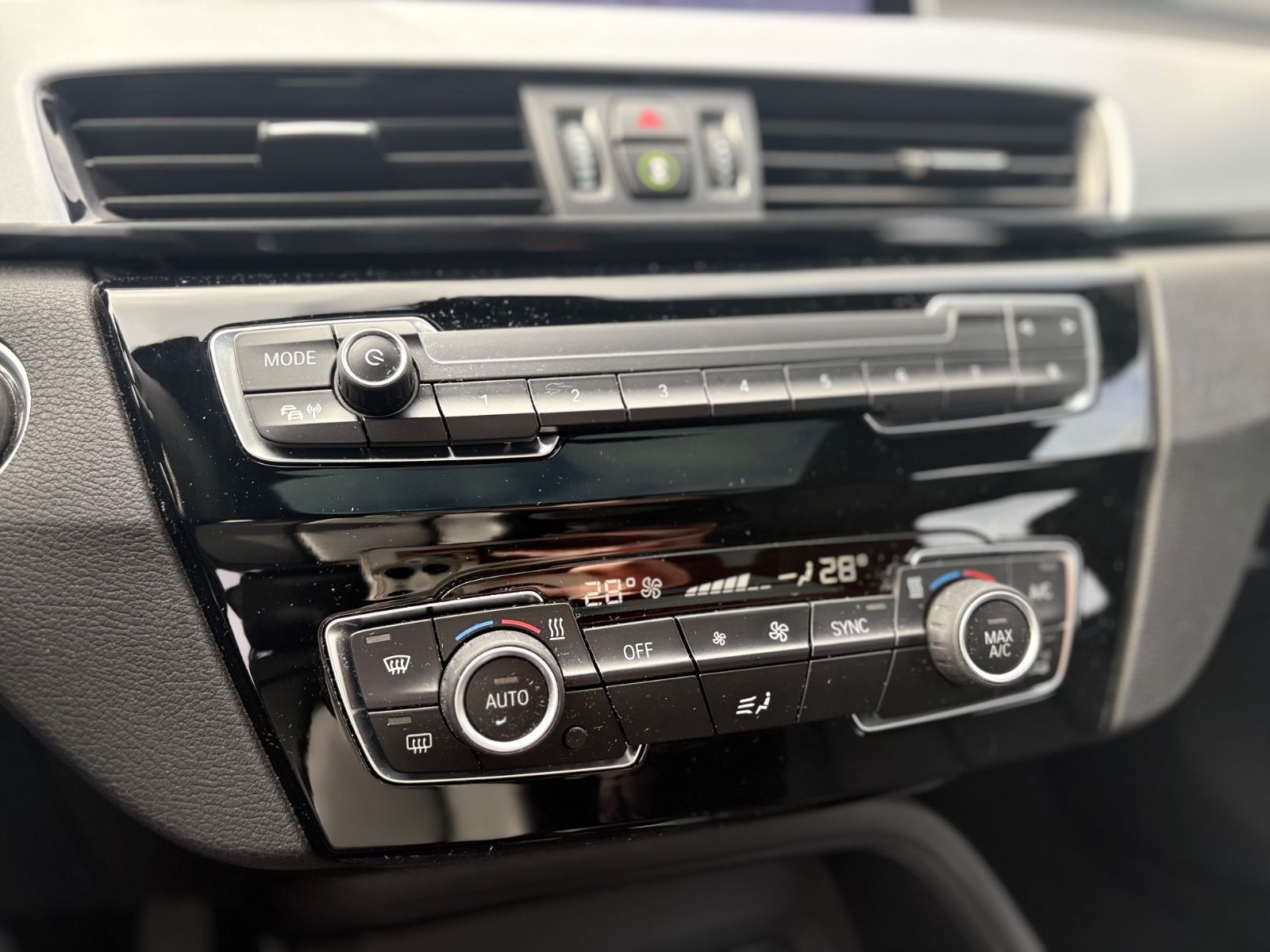 Fahrzeugabbildung BMW X1  ADVANTAGE*1.HD*AUT*PANORAMA*AHK*LEDER*TOP*