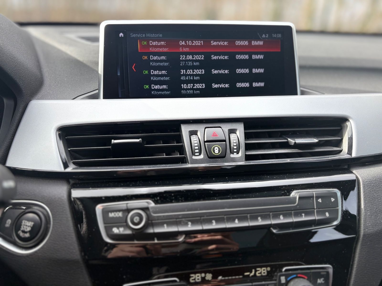 Fahrzeugabbildung BMW X1  ADVANTAGE*1.HD*AUT*PANORAMA*AHK*LEDER*TOP*