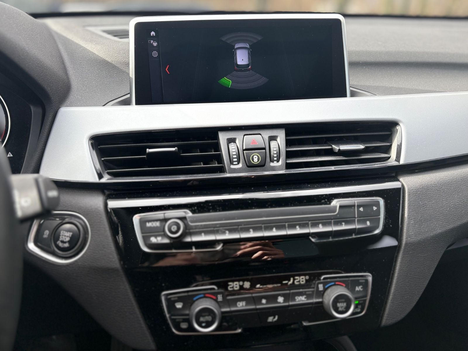 Fahrzeugabbildung BMW X1  ADVANTAGE*1.HD*AUT*PANORAMA*AHK*LEDER*TOP*