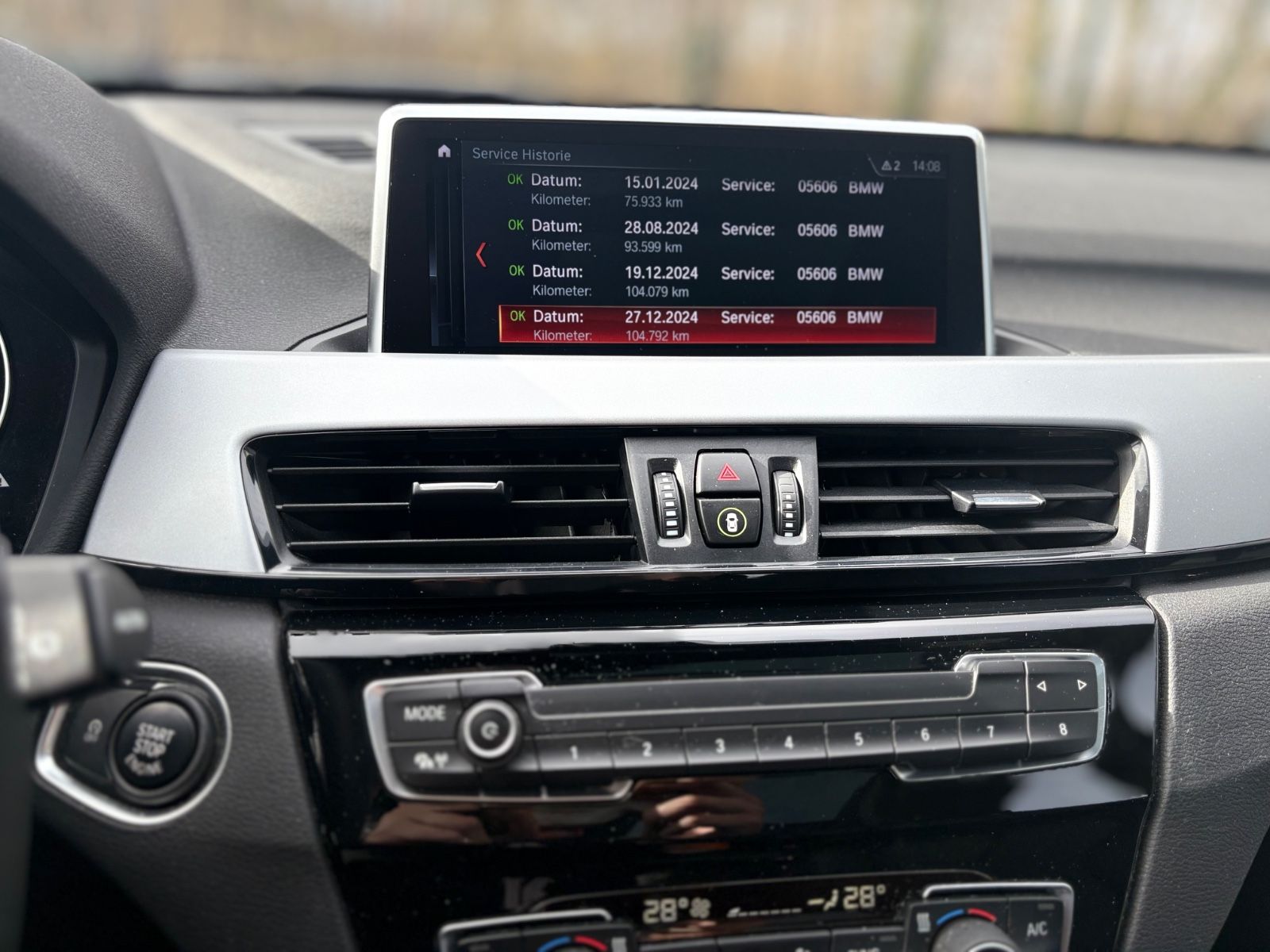 Fahrzeugabbildung BMW X1  ADVANTAGE*1.HD*AUT*PANORAMA*AHK*LEDER*TOP*