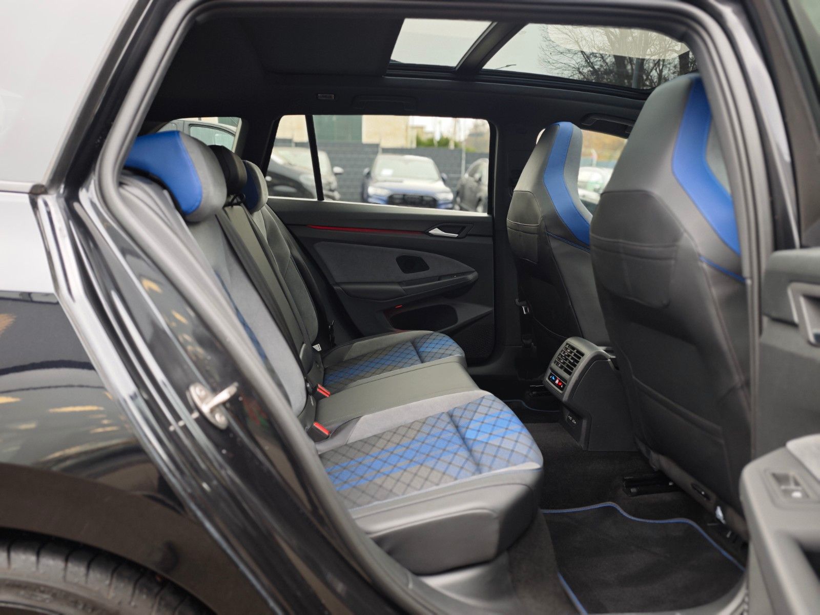 Fahrzeugabbildung Volkswagen Golf VIII R VARIANT 4M*PERFORM*MATRIX*PANO*1.HD*