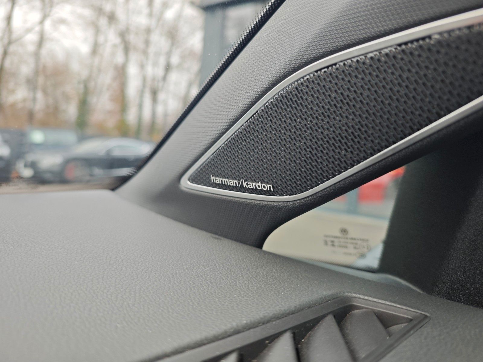 Fahrzeugabbildung Volkswagen Golf VIII R VARIANT 4M*PERFORM*MATRIX*PANO*1.HD*