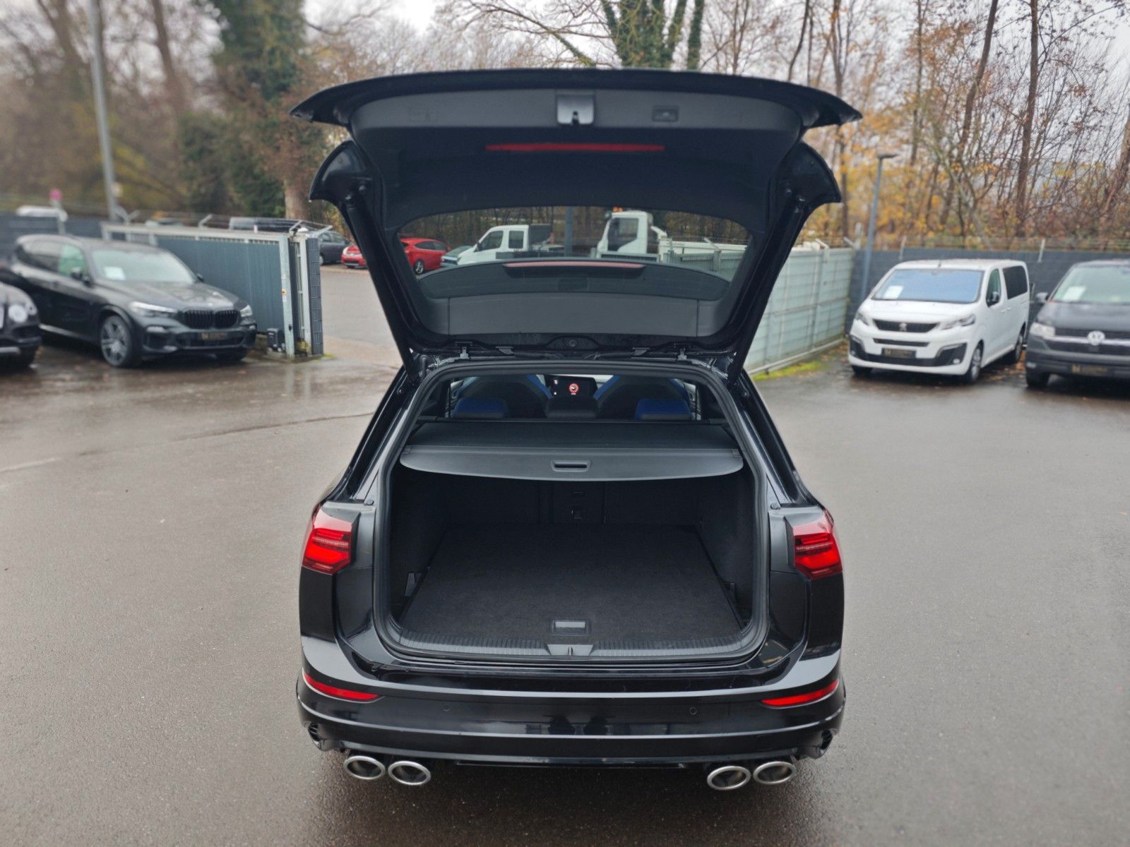 Fahrzeugabbildung Volkswagen Golf VIII R VARIANT 4M*PERFORM*MATRIX*PANO*1.HD*