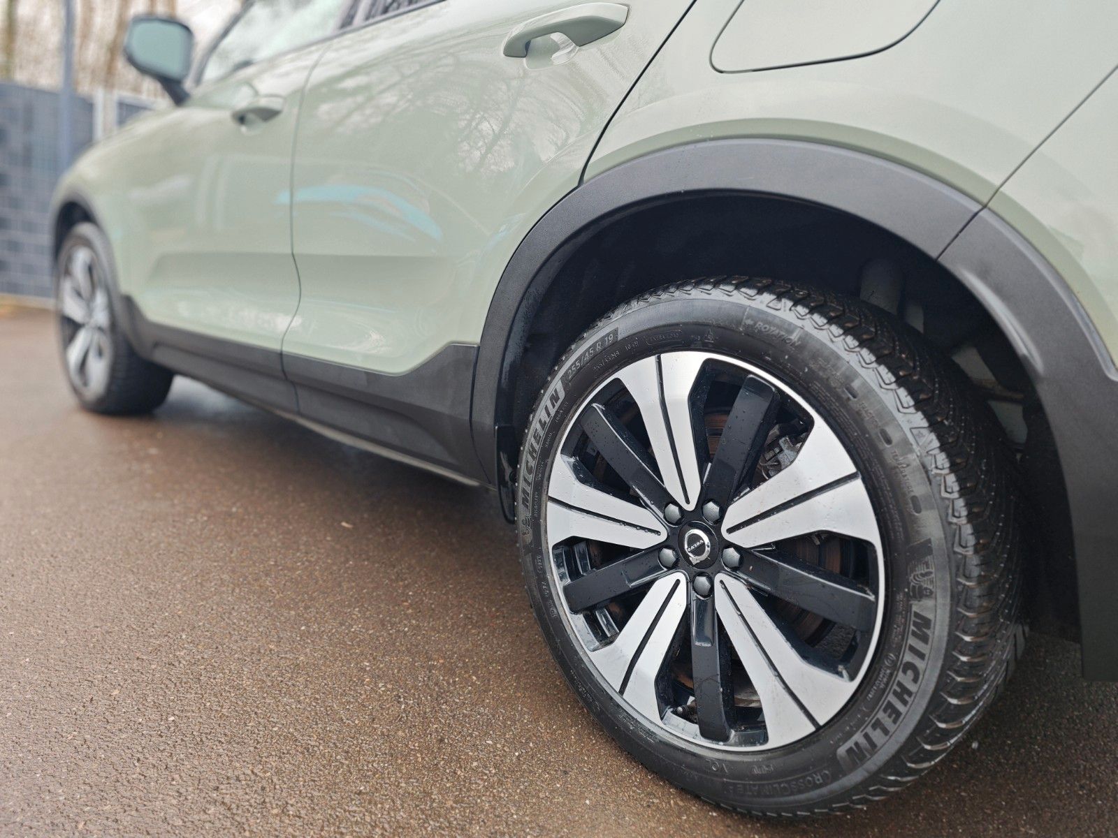 Fahrzeugabbildung Volvo C40 CORE RECHARGE*SAGE GREEN*LED*AVAS*PANO*TOP