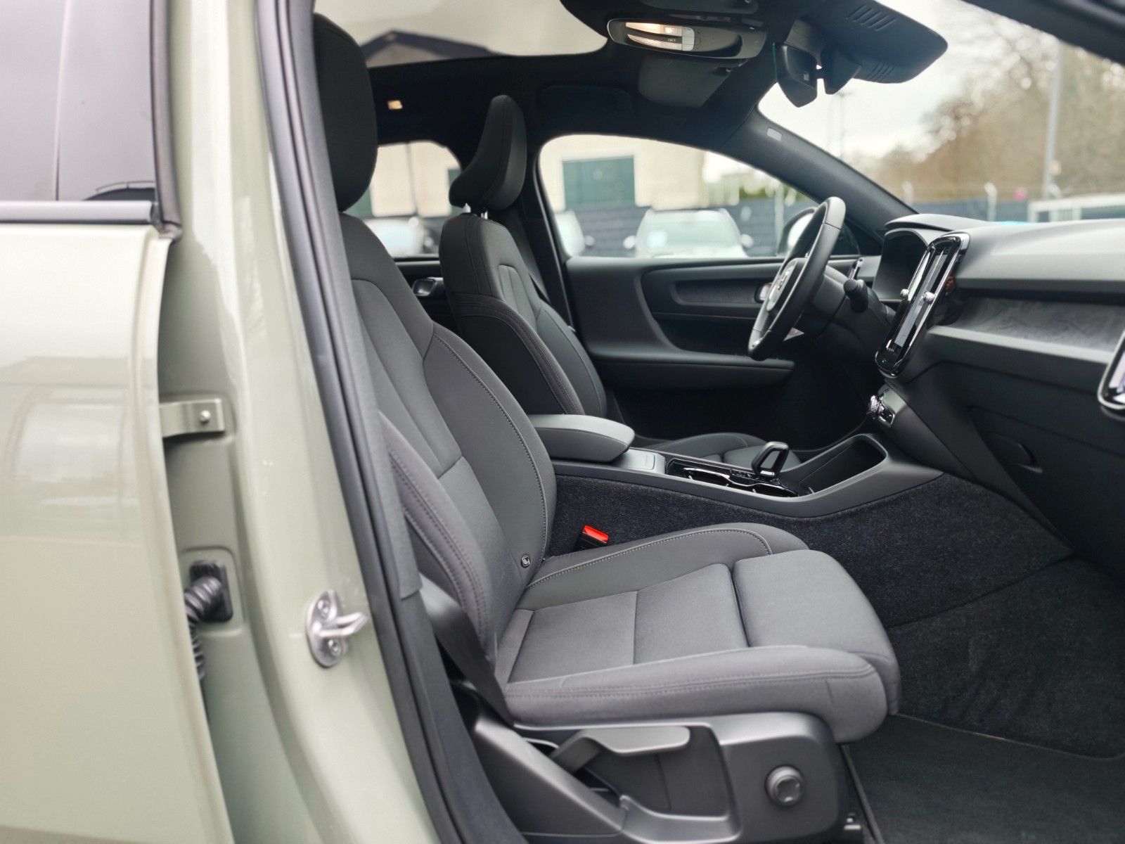 Fahrzeugabbildung Volvo C40 CORE RECHARGE*SAGE GREEN*LED*AVAS*PANO*TOP