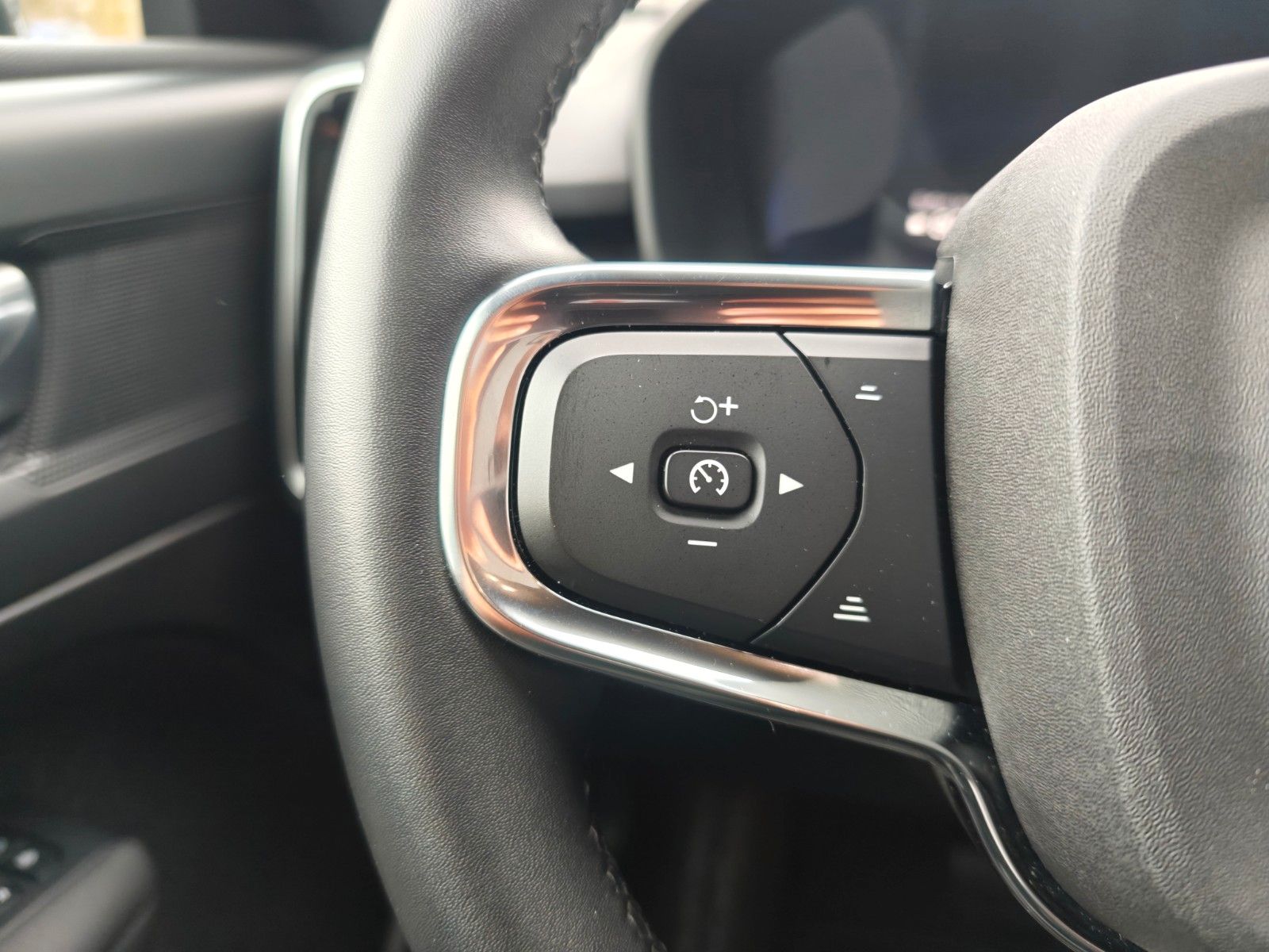 Fahrzeugabbildung Volvo C40 CORE RECHARGE*SAGE GREEN*LED*AVAS*PANO*TOP