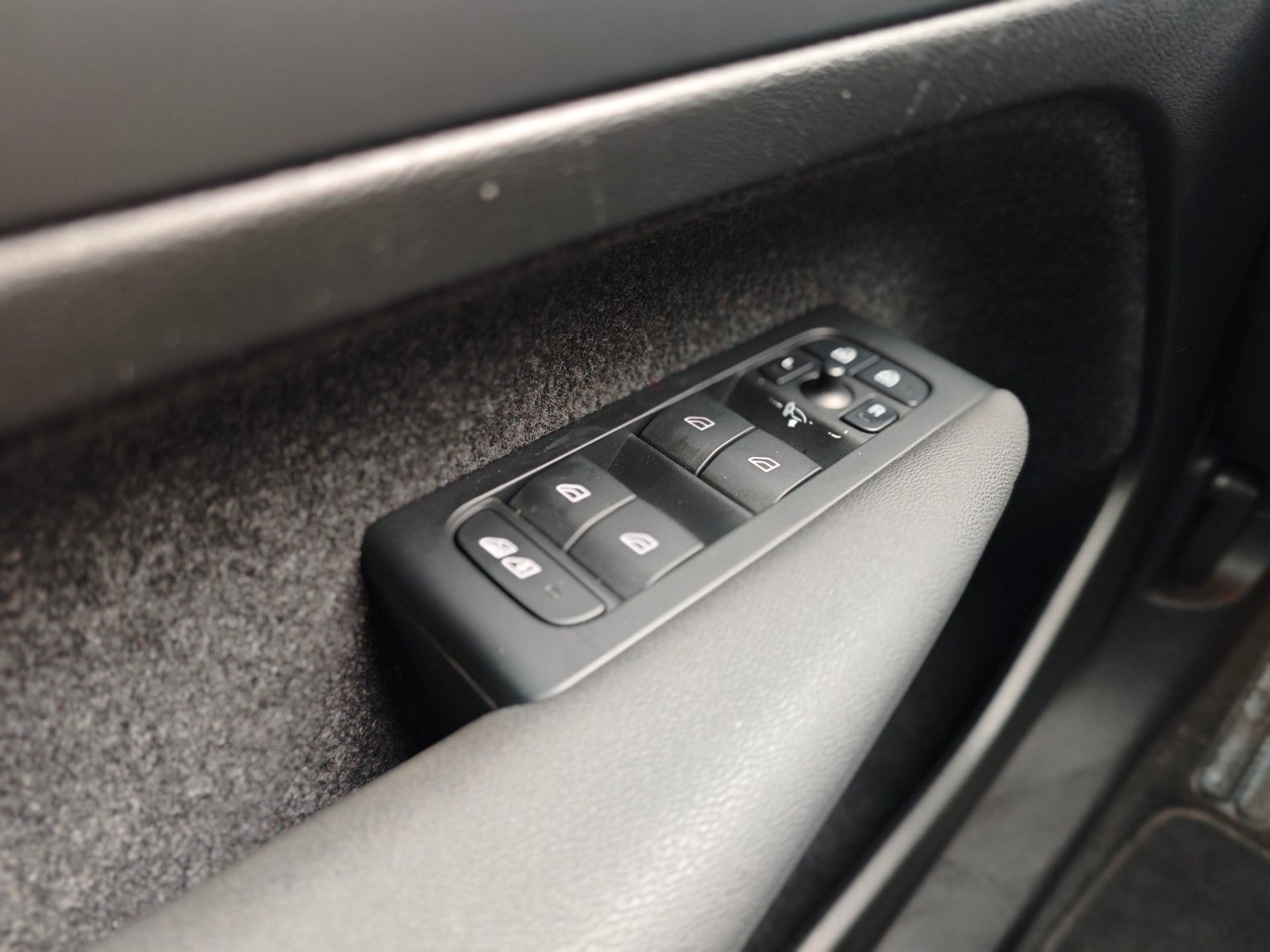 Fahrzeugabbildung Volvo C40 CORE RECHARGE*SAGE GREEN*LED*AVAS*PANO*TOP