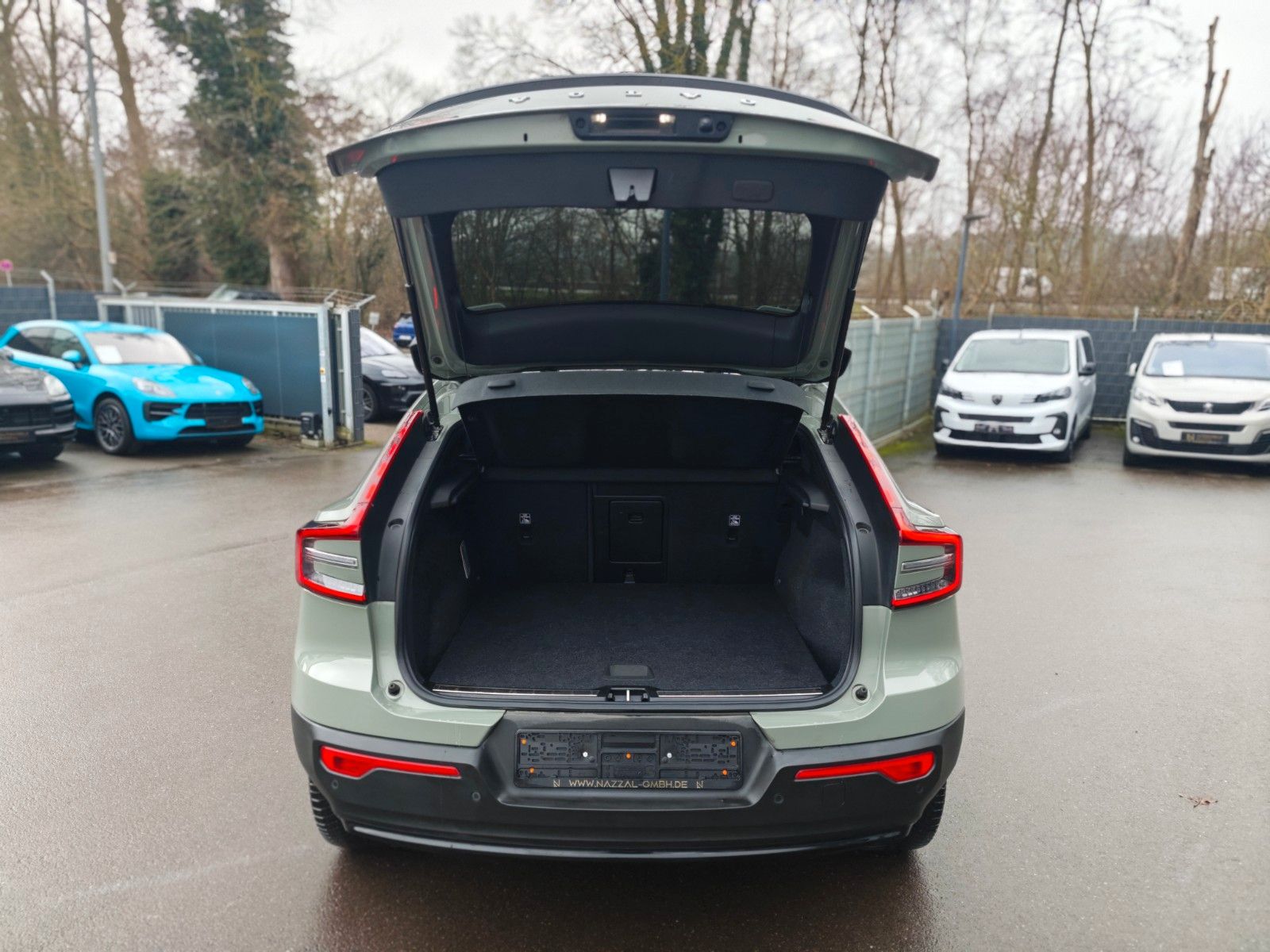 Fahrzeugabbildung Volvo C40 CORE RECHARGE*SAGE GREEN*LED*AVAS*PANO*TOP