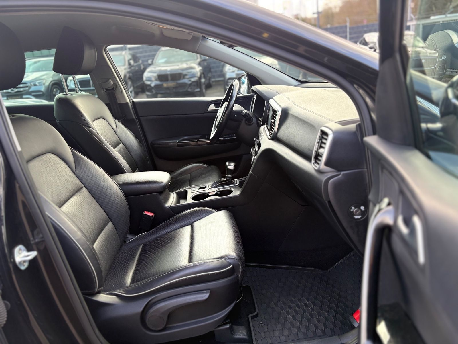 Fahrzeugabbildung Kia SPORTAGE*AUT*LEDER*WINTERPAKET*2.HD*KAMERA*TOP