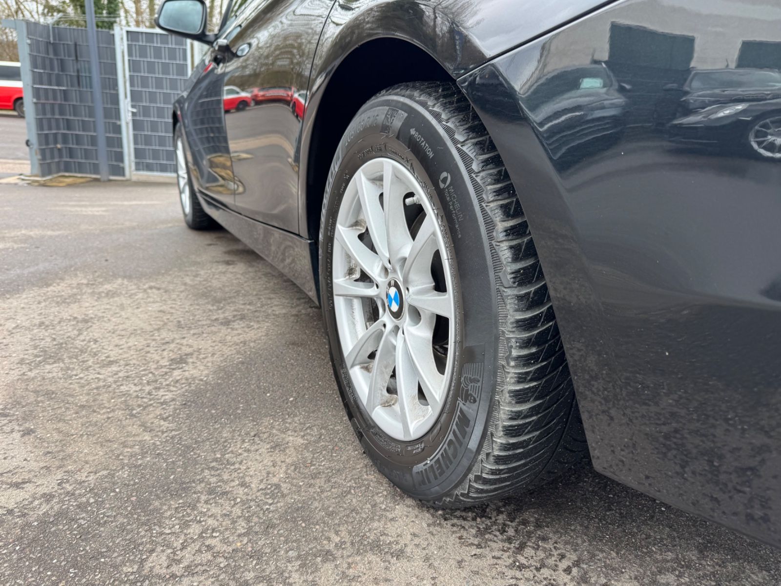 Fahrzeugabbildung BMW 320i LIM *1.HAND*NAVI*KAMERA*PDC*TOP*