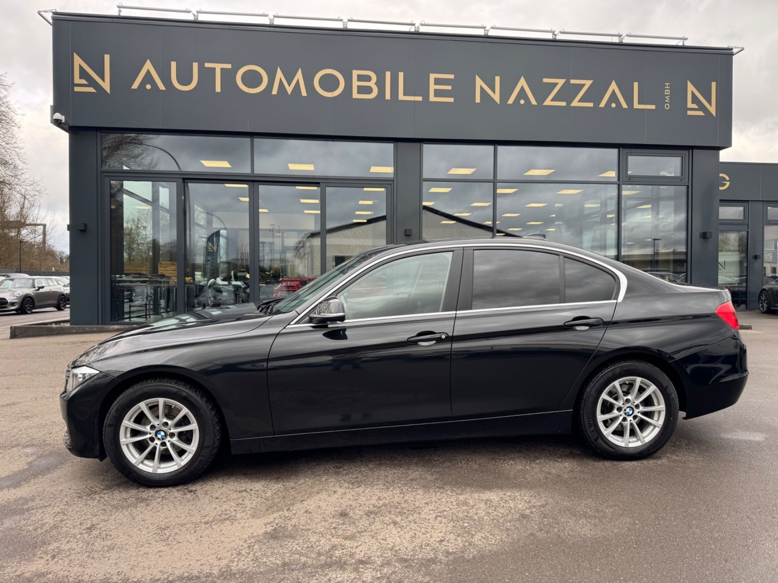 Fahrzeugabbildung BMW 320i LIM *1.HAND*NAVI*KAMERA*PDC*TOP*