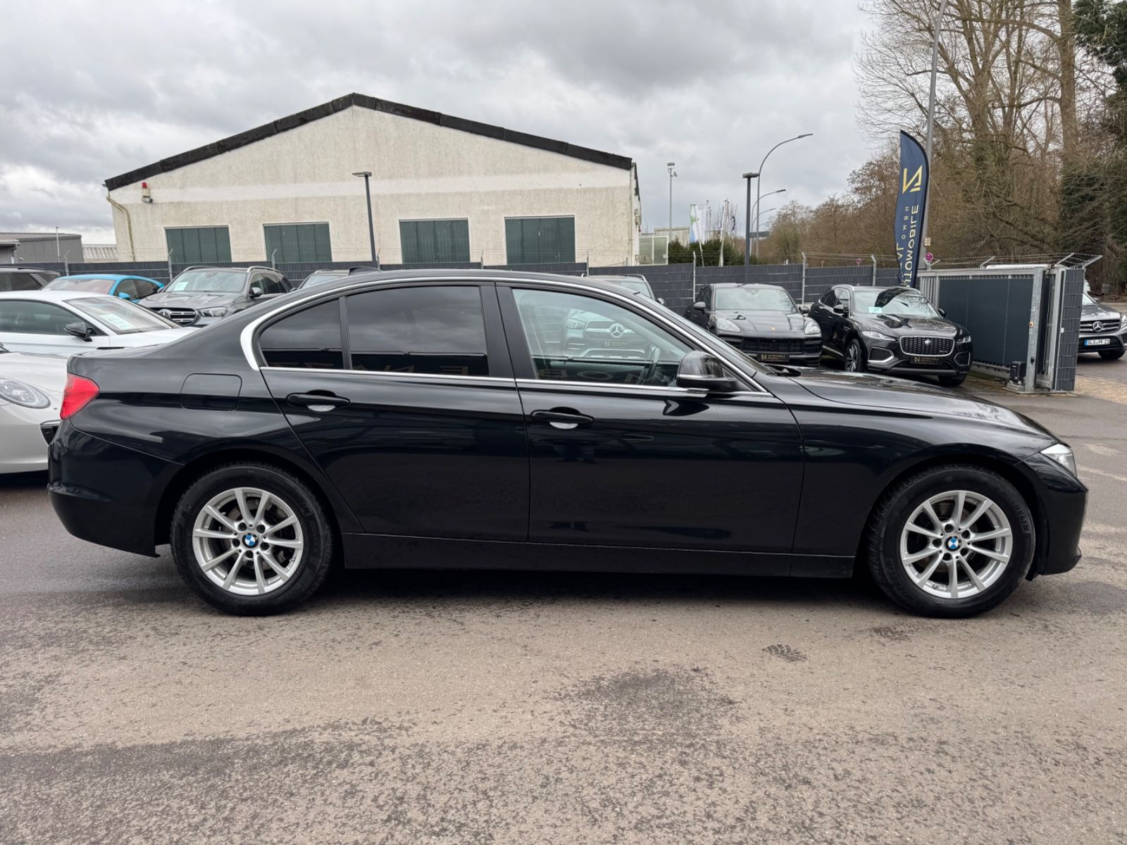 Fahrzeugabbildung BMW 320i LIM *1.HAND*NAVI*KAMERA*PDC*TOP*
