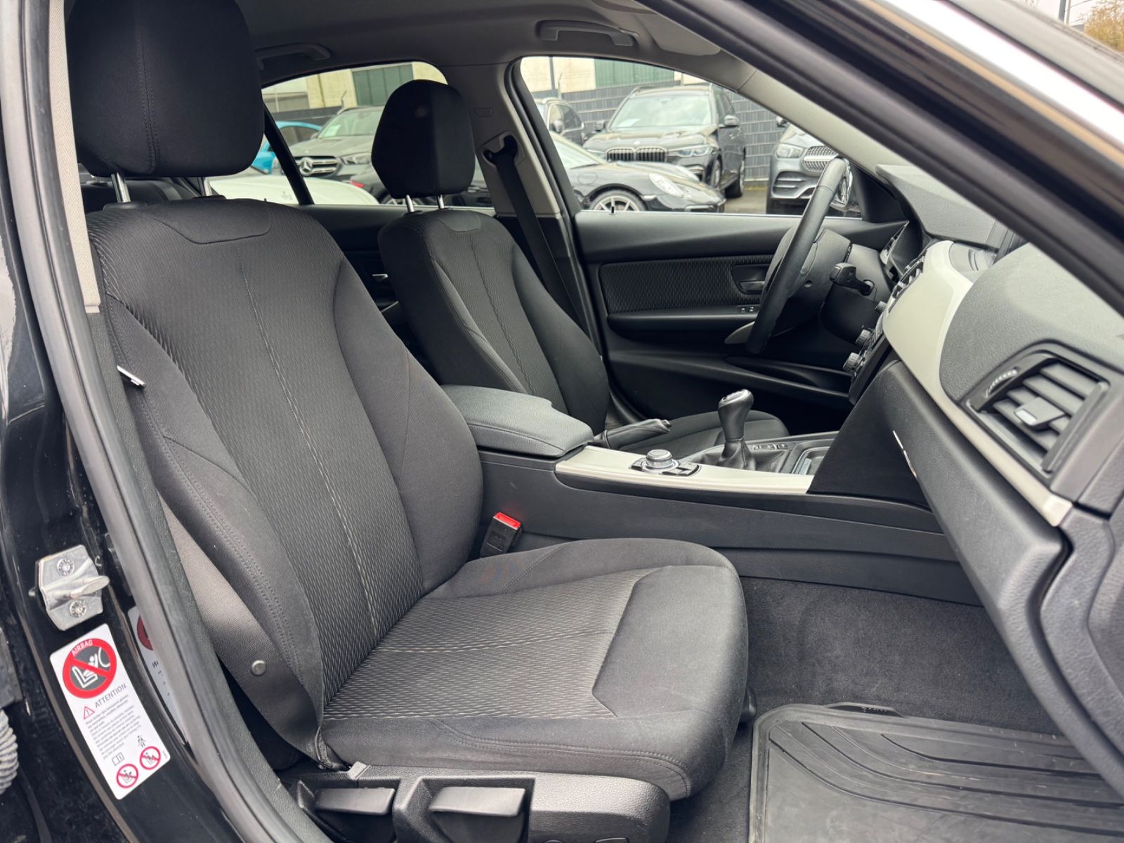 Fahrzeugabbildung BMW 320i LIM *1.HAND*NAVI*KAMERA*PDC*TOP*