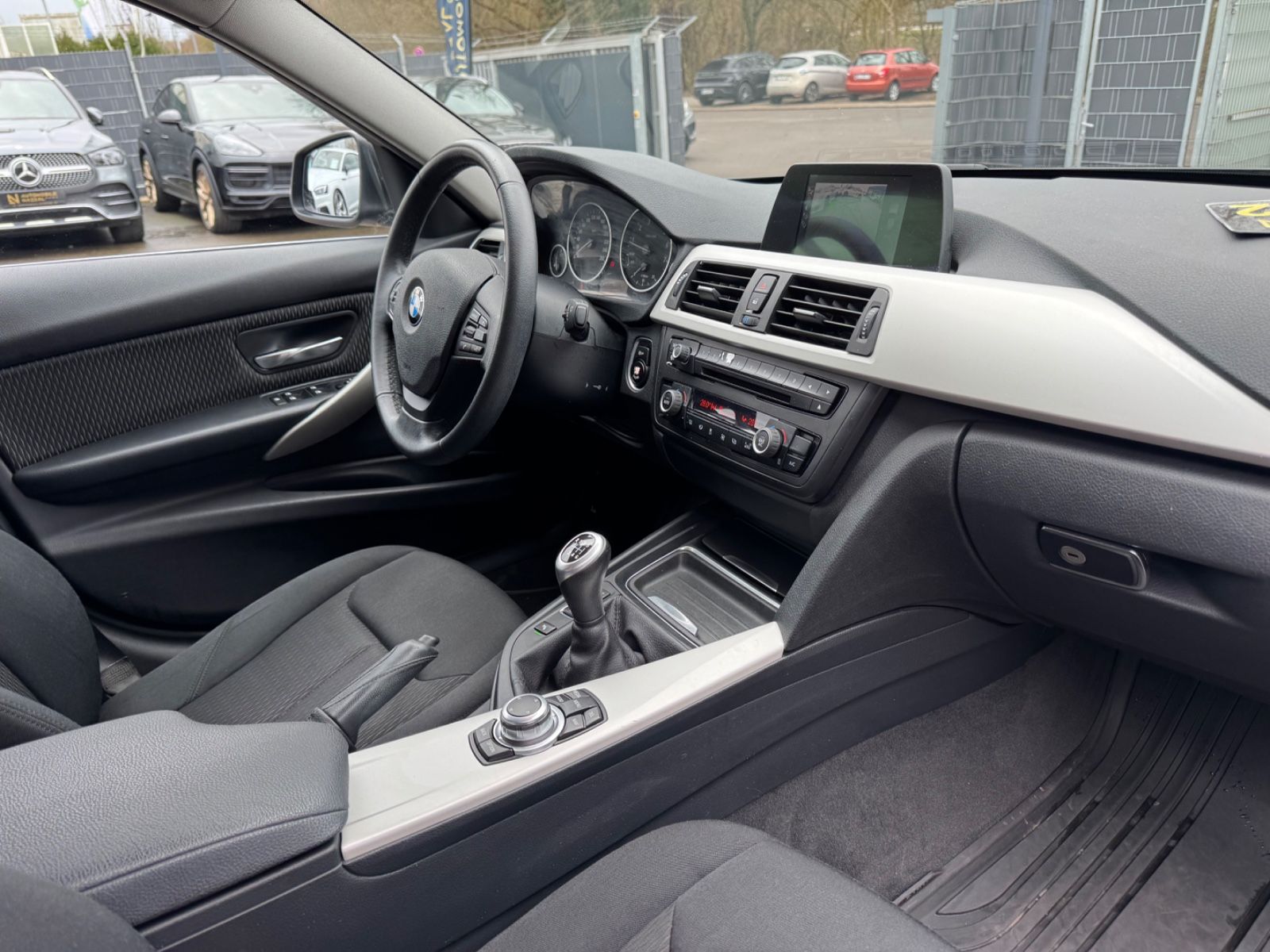 Fahrzeugabbildung BMW 320i LIM *1.HAND*NAVI*KAMERA*PDC*TOP*