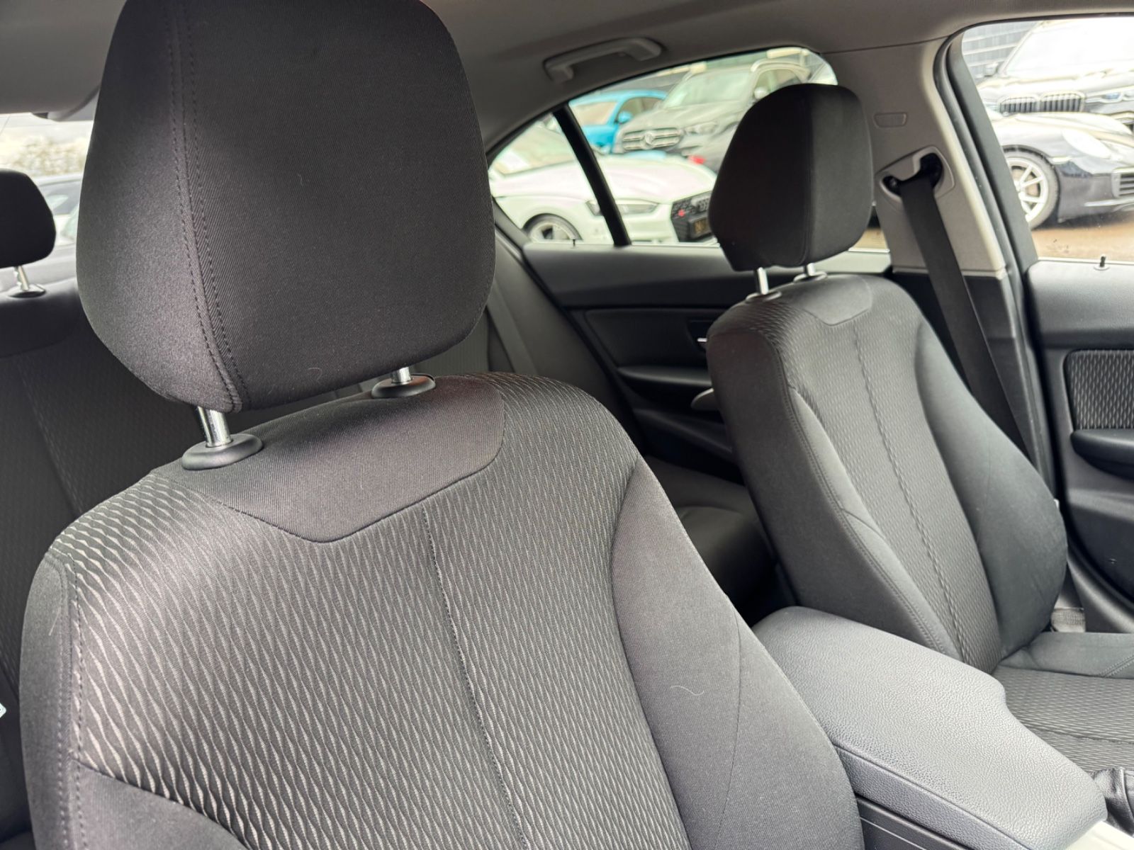 Fahrzeugabbildung BMW 320i LIM *1.HAND*NAVI*KAMERA*PDC*TOP*