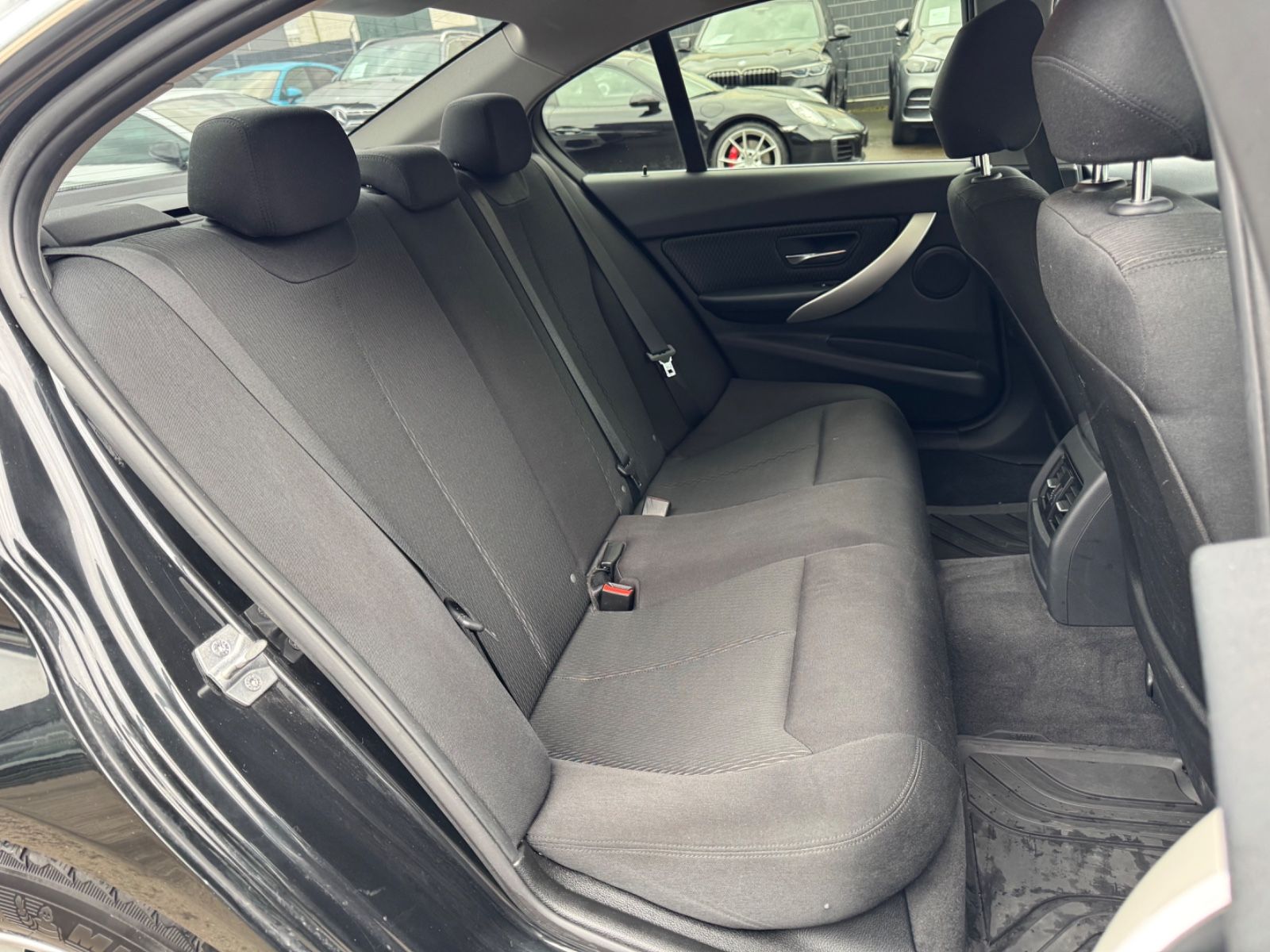 Fahrzeugabbildung BMW 320i LIM *1.HAND*NAVI*KAMERA*PDC*TOP*