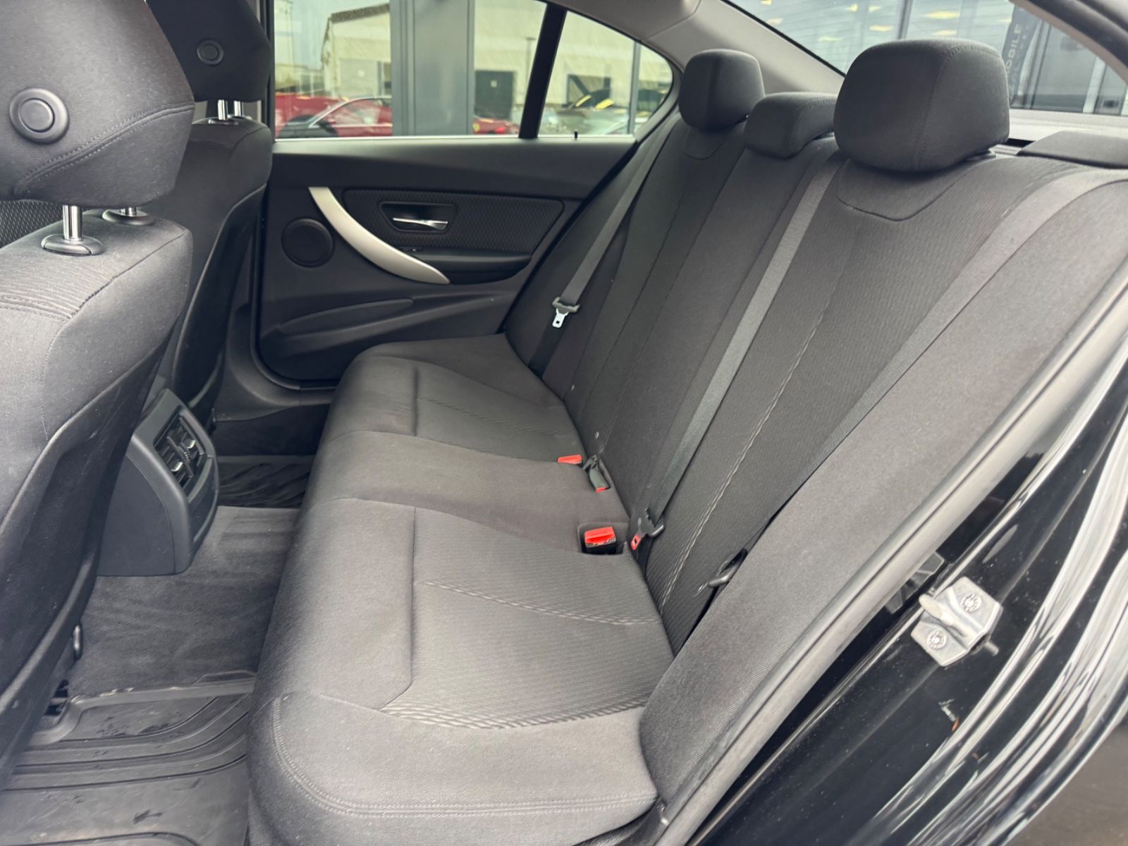 Fahrzeugabbildung BMW 320i LIM *1.HAND*NAVI*KAMERA*PDC*TOP*