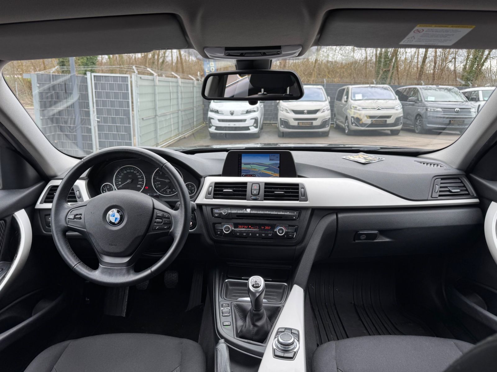 Fahrzeugabbildung BMW 320i LIM *1.HAND*NAVI*KAMERA*PDC*TOP*